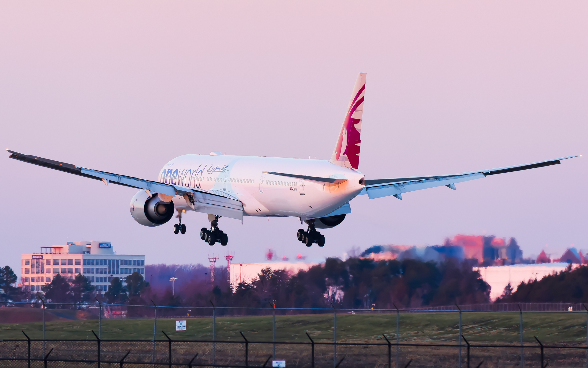 Full size: Qatar Airways Boeing 777-300ER A7-BAG at Washington Dulles International Airport