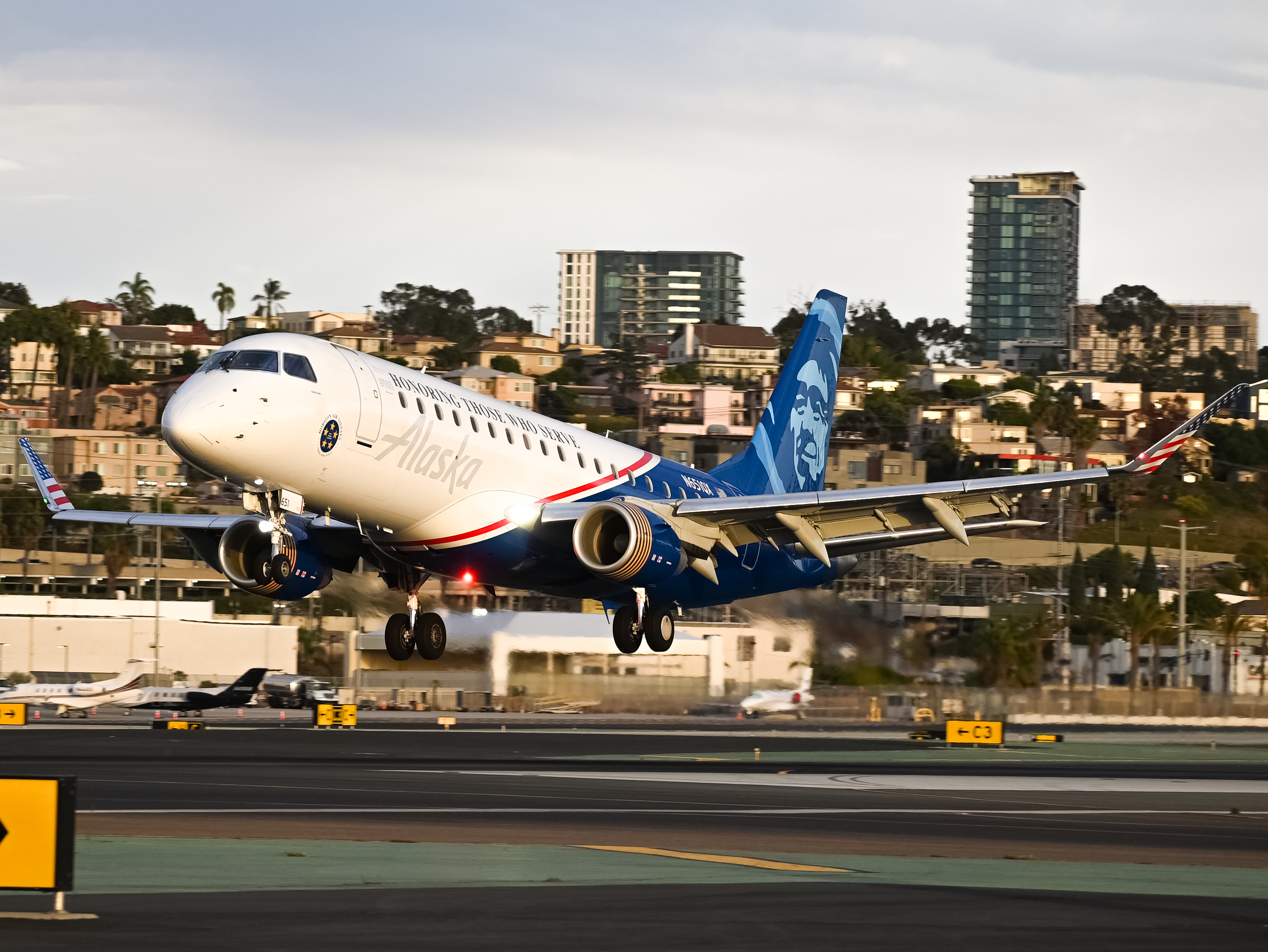 Full size: Horizon Air Embraer E175 N651QX at San Diego International Airport