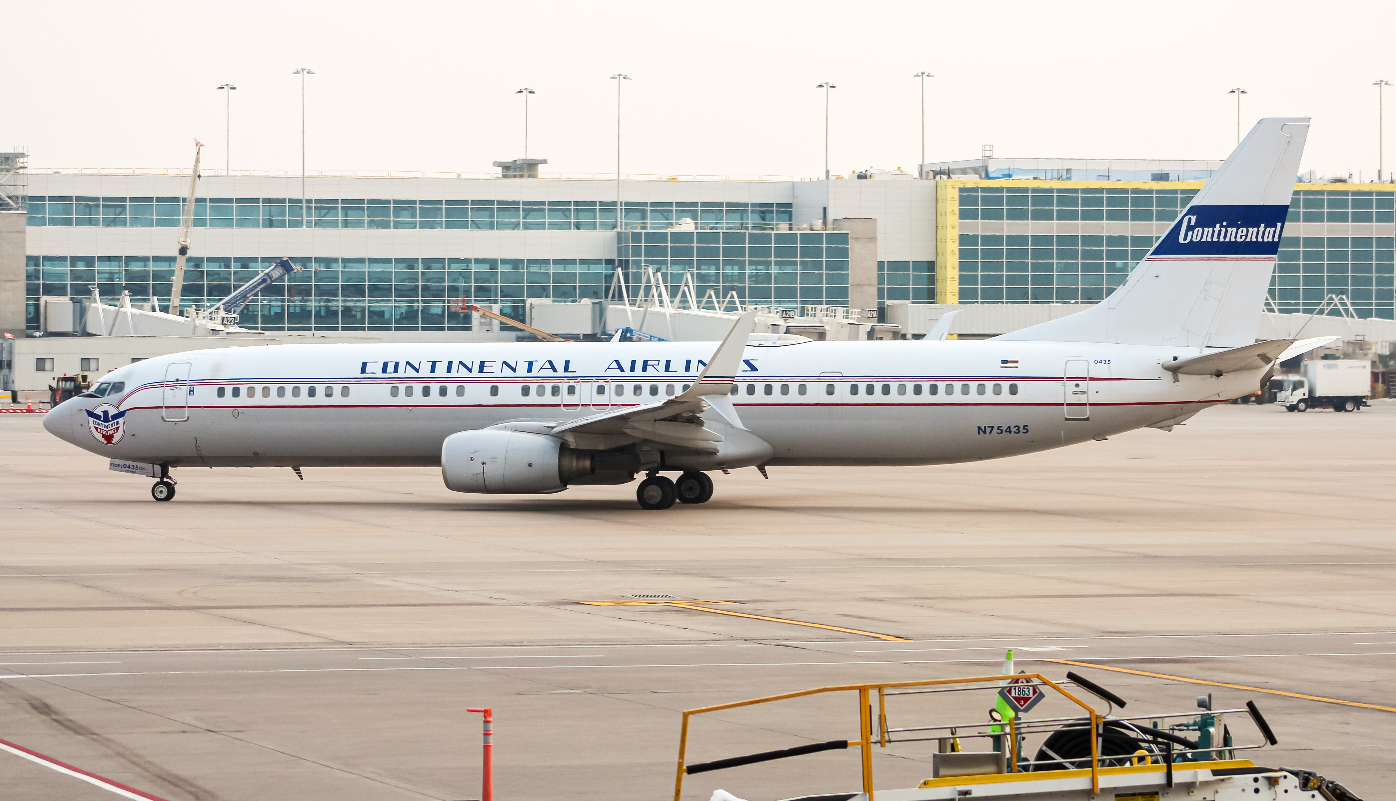 Full size: United Airlines Boeing 737-900ER N75435 at Denver International Airport