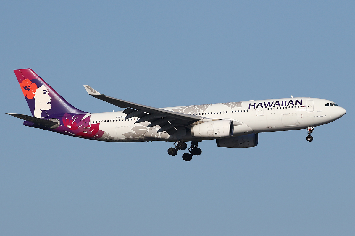 Full size: Hawaiian Airlines Airbus A330-200 N390HA at Seattle-Tacoma International Airport