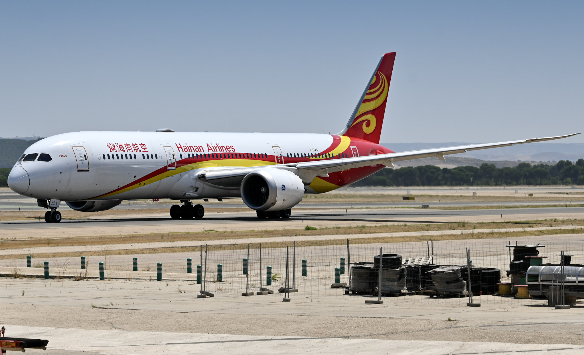 Full size: Hainan Airlines Boeing 787-9 B-1345 at Madrid Barajas Airport