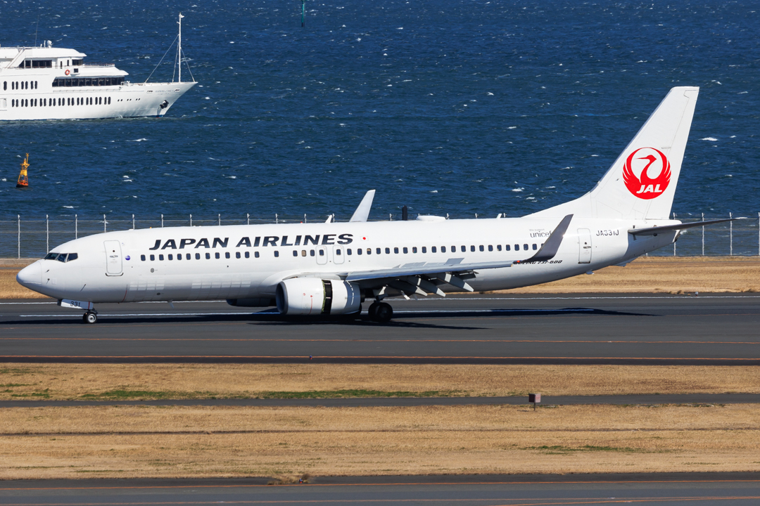 Full size: Japan Airlines Boeing 737-800 JA331J at Tokyo-Haneda Airport