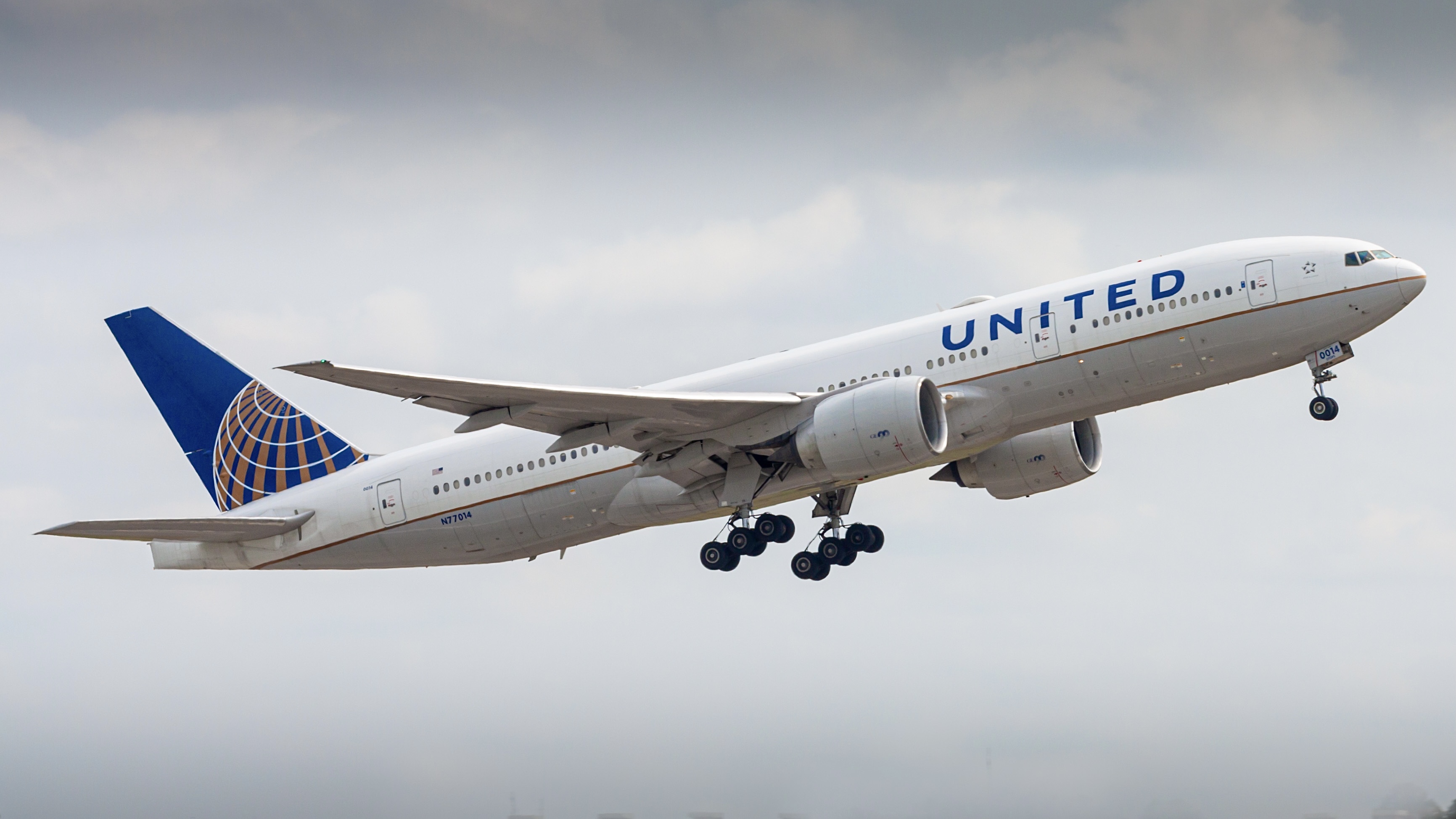 Full size: United Airlines Boeing 777-200ER N77014 at Houston-George Bush Intercontinental Airport
