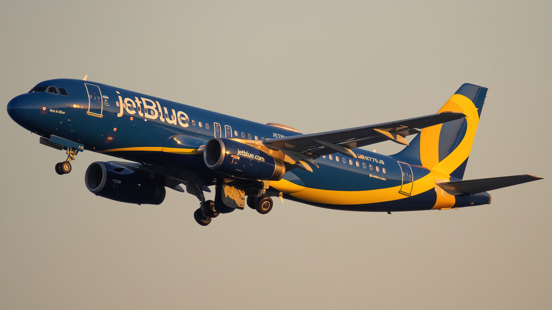 Full size: JetBlue Airways Airbus A320 N775JB at Ronald Reagan National Airport