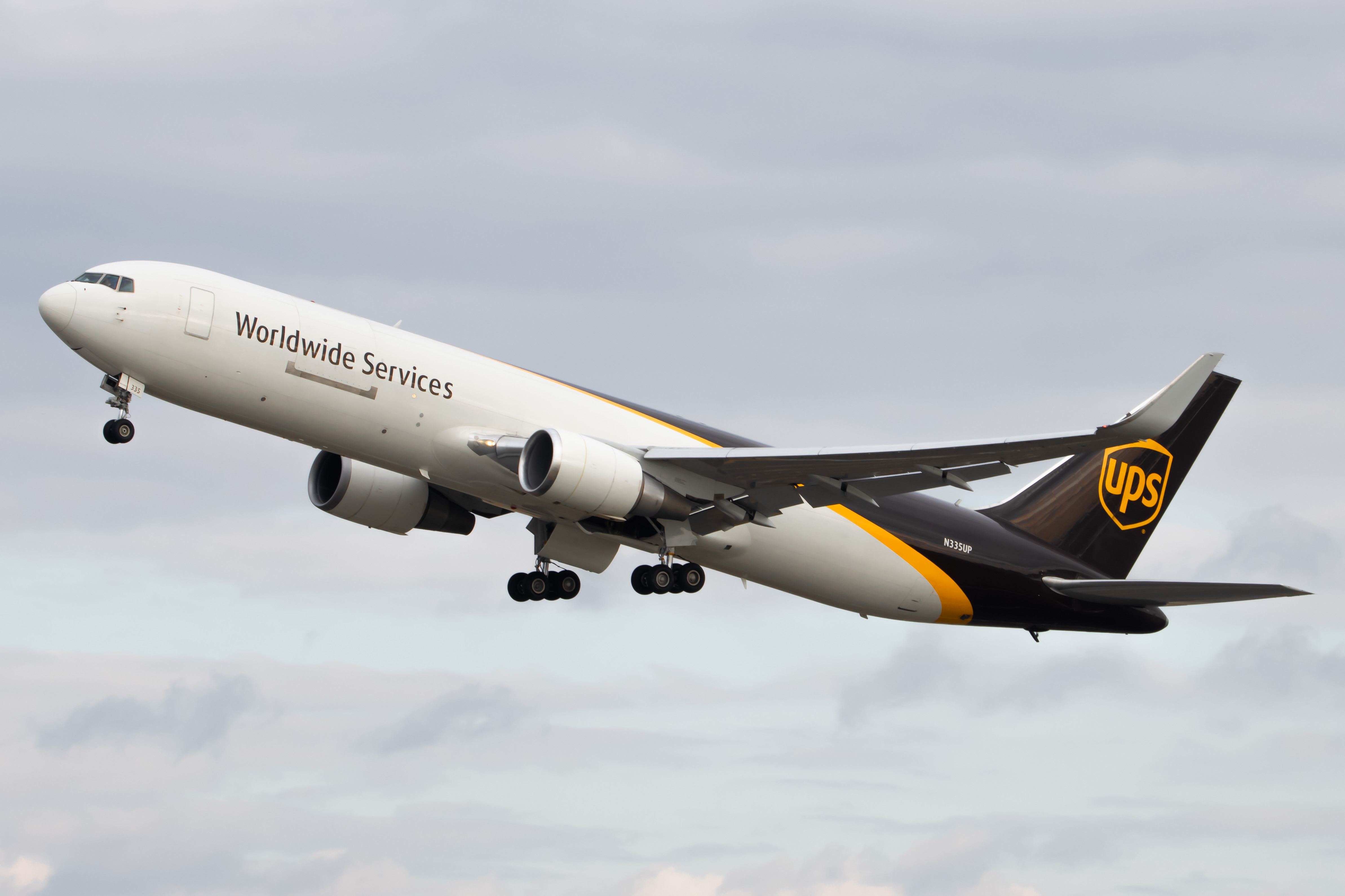 Full size: United Parcel Service Boeing 767-300F N335UP at Philadelphia International Airport