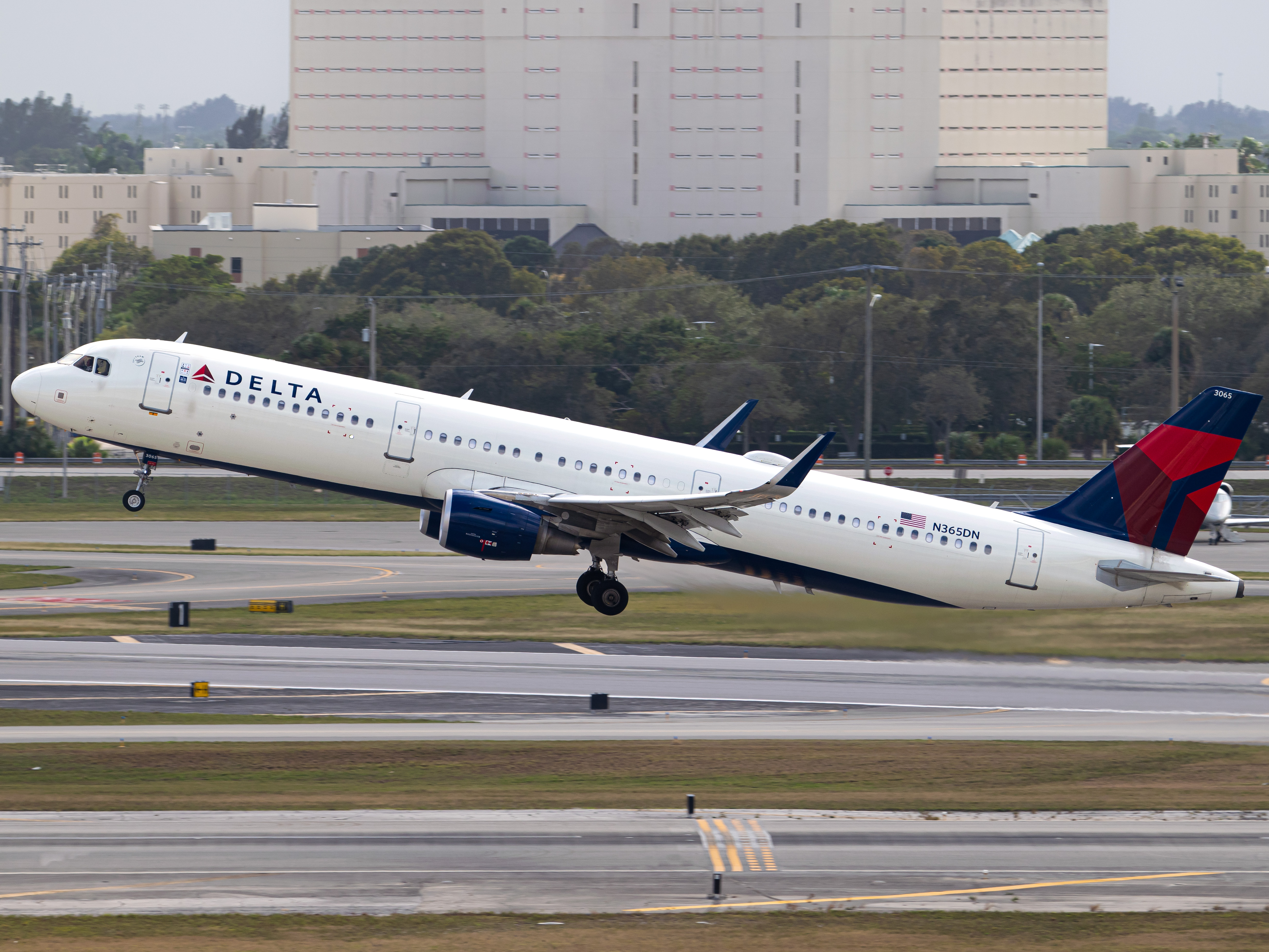 Full size: Delta Airlines Airbus A321-200 N365DN at Palm Beach International Airport