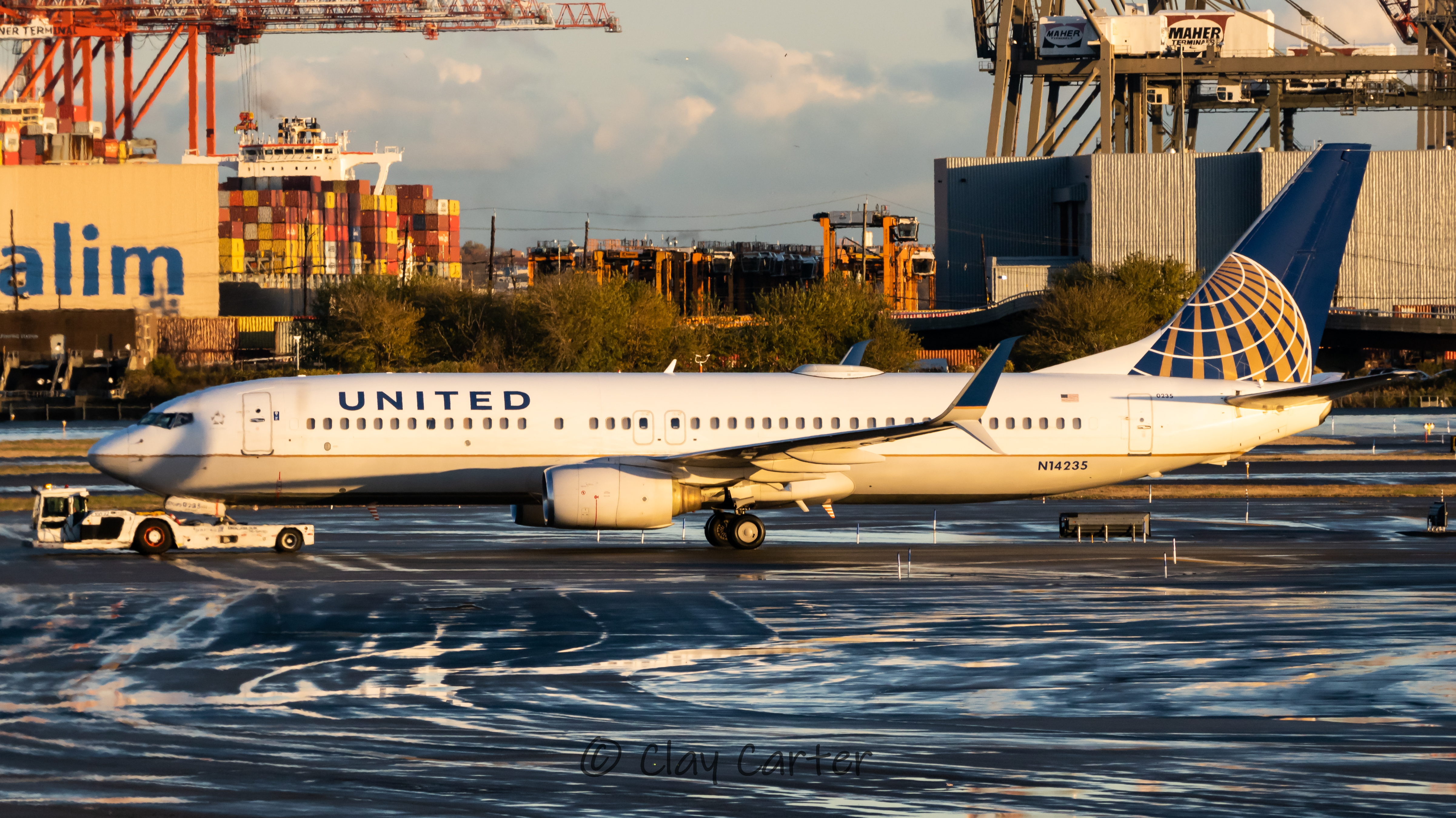 Full size: United Airlines Boeing 737-800 N14235 at Newark Liberty International Airport