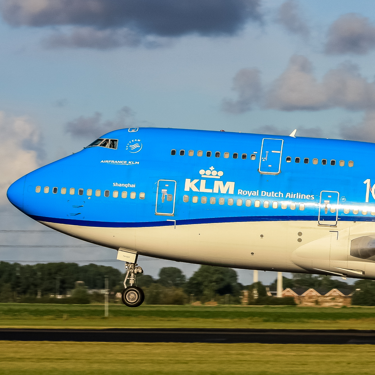 Full size: KLM Boeing 747-400 PH-BFW at Amsterdam Schiphol Airport