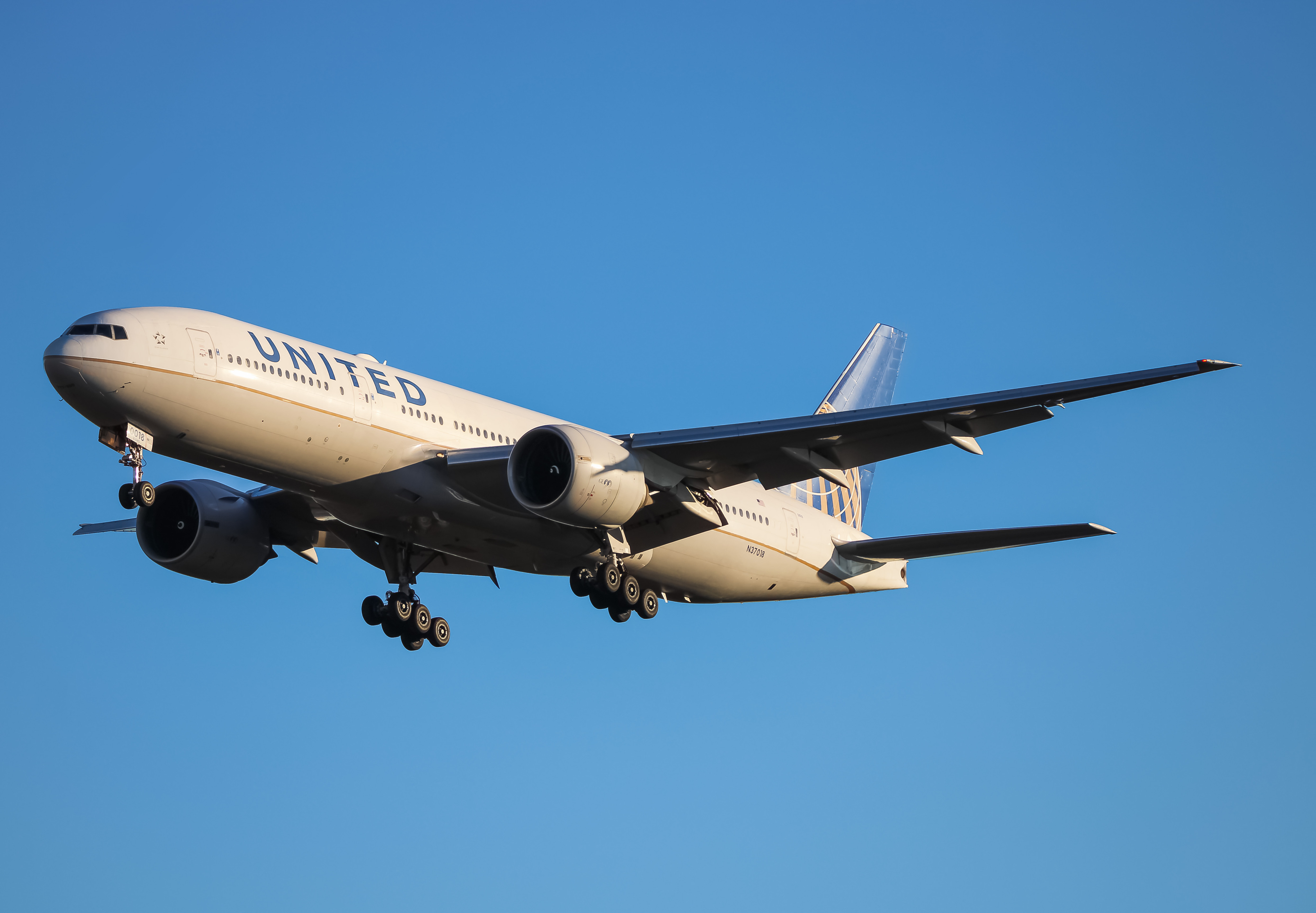 Full size: United Airlines Boeing 777-200ER N37018 at Washington Dulles International Airport