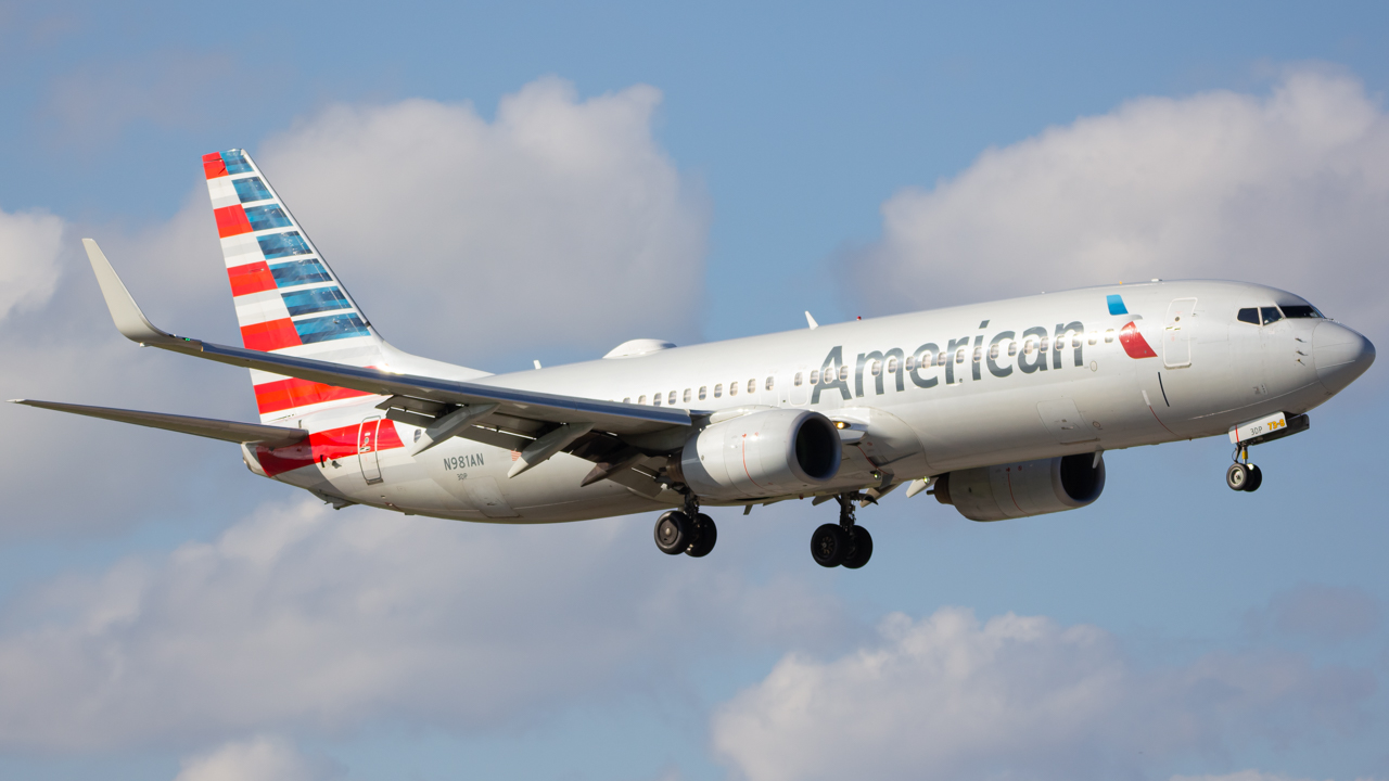 Full size: American Airlines Boeing 737-800 N981AN at Miami International Airport