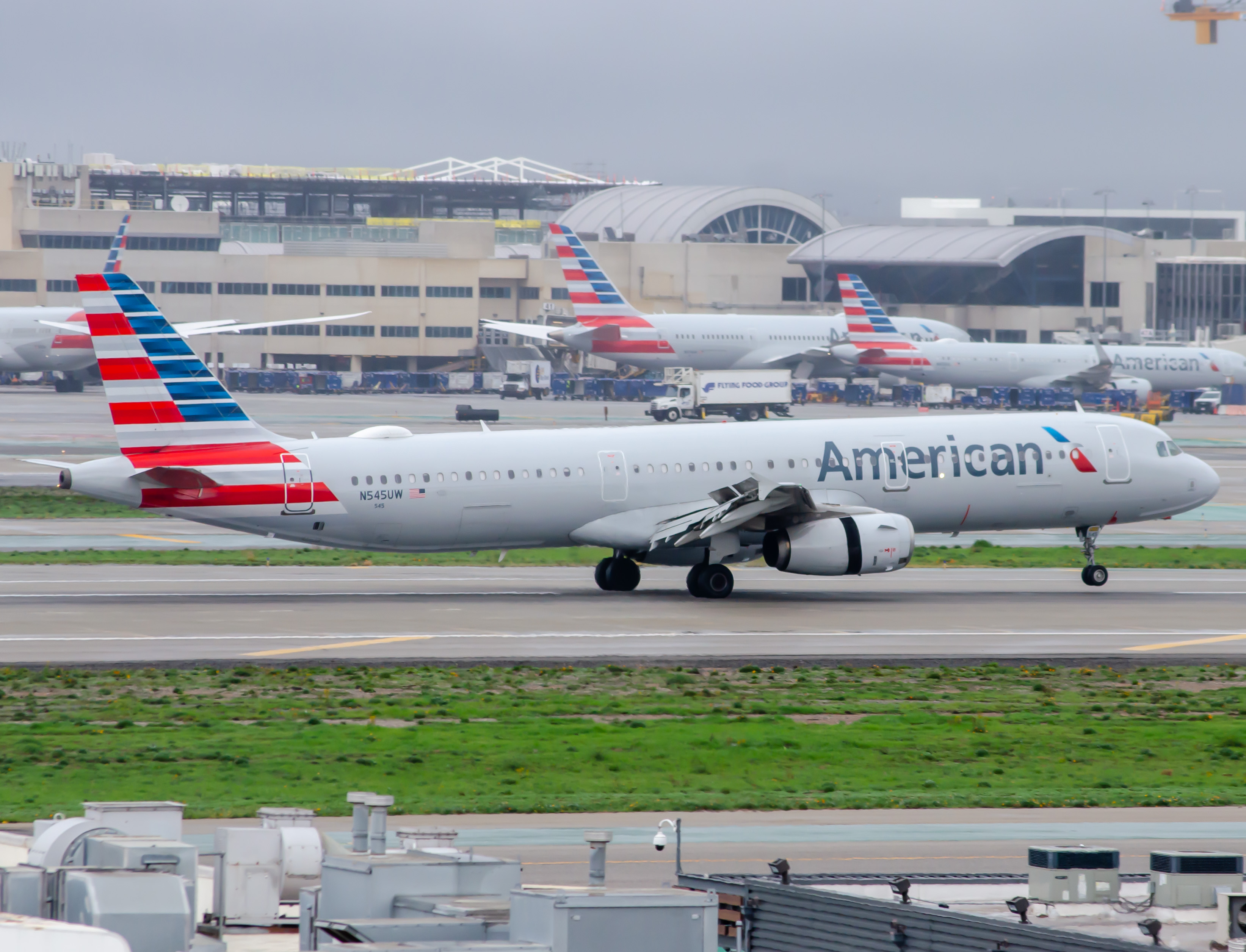 Full size: American Airlines Airbus A321-200 N545UW  at Los Angeles International Airport