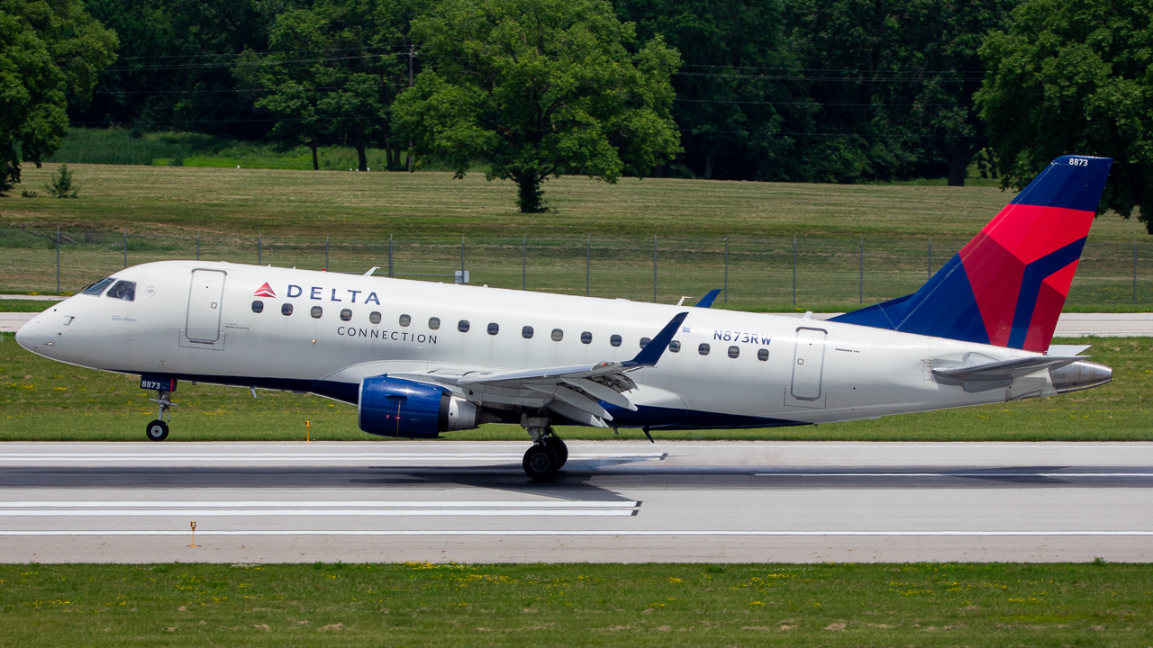 Full size: Delta Connection Embraer E170 N873RW at John Glenn Columbus International Airport