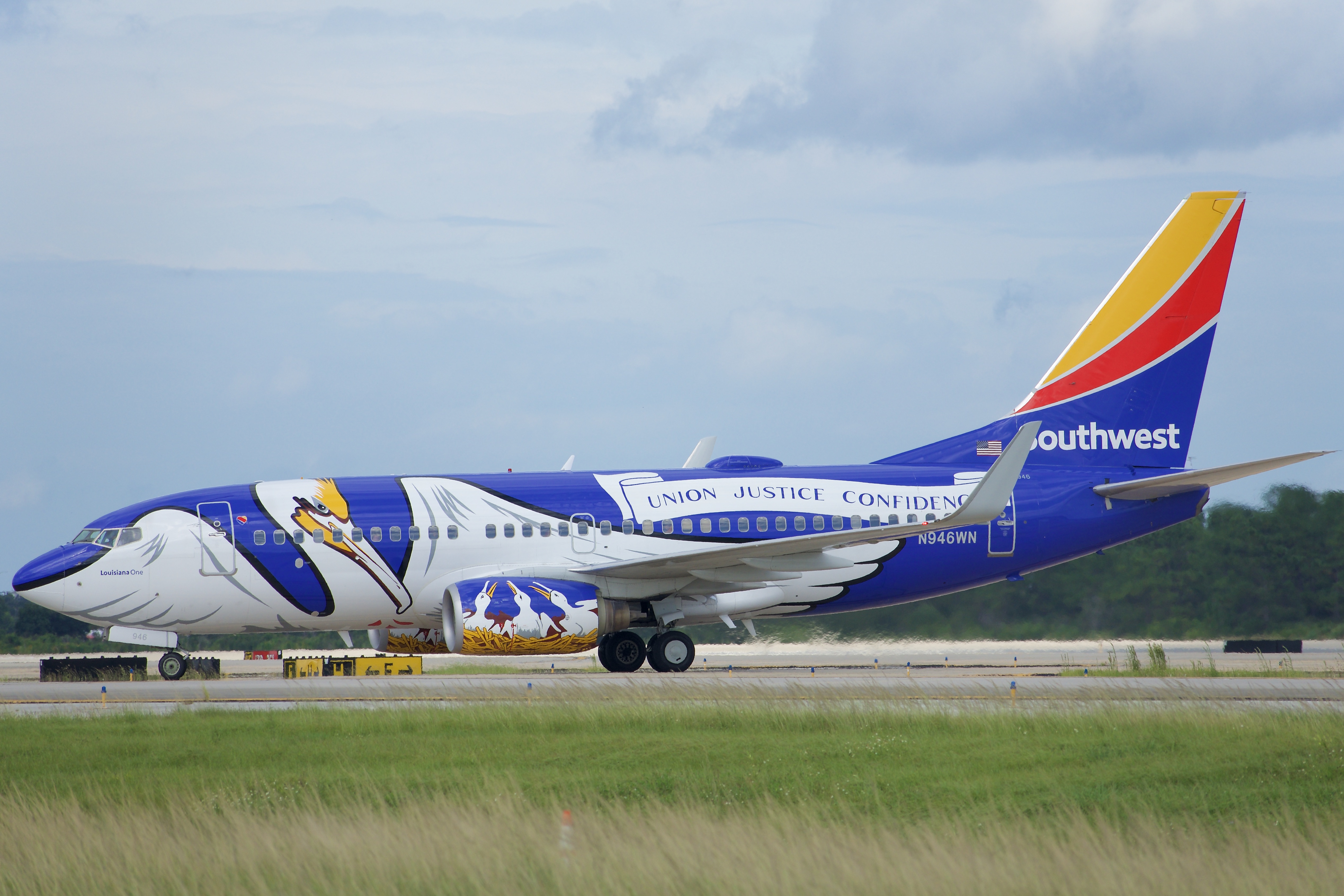 Full size: Southwest Airlines Boeing 737-700 N946WN at Orlando International Airport