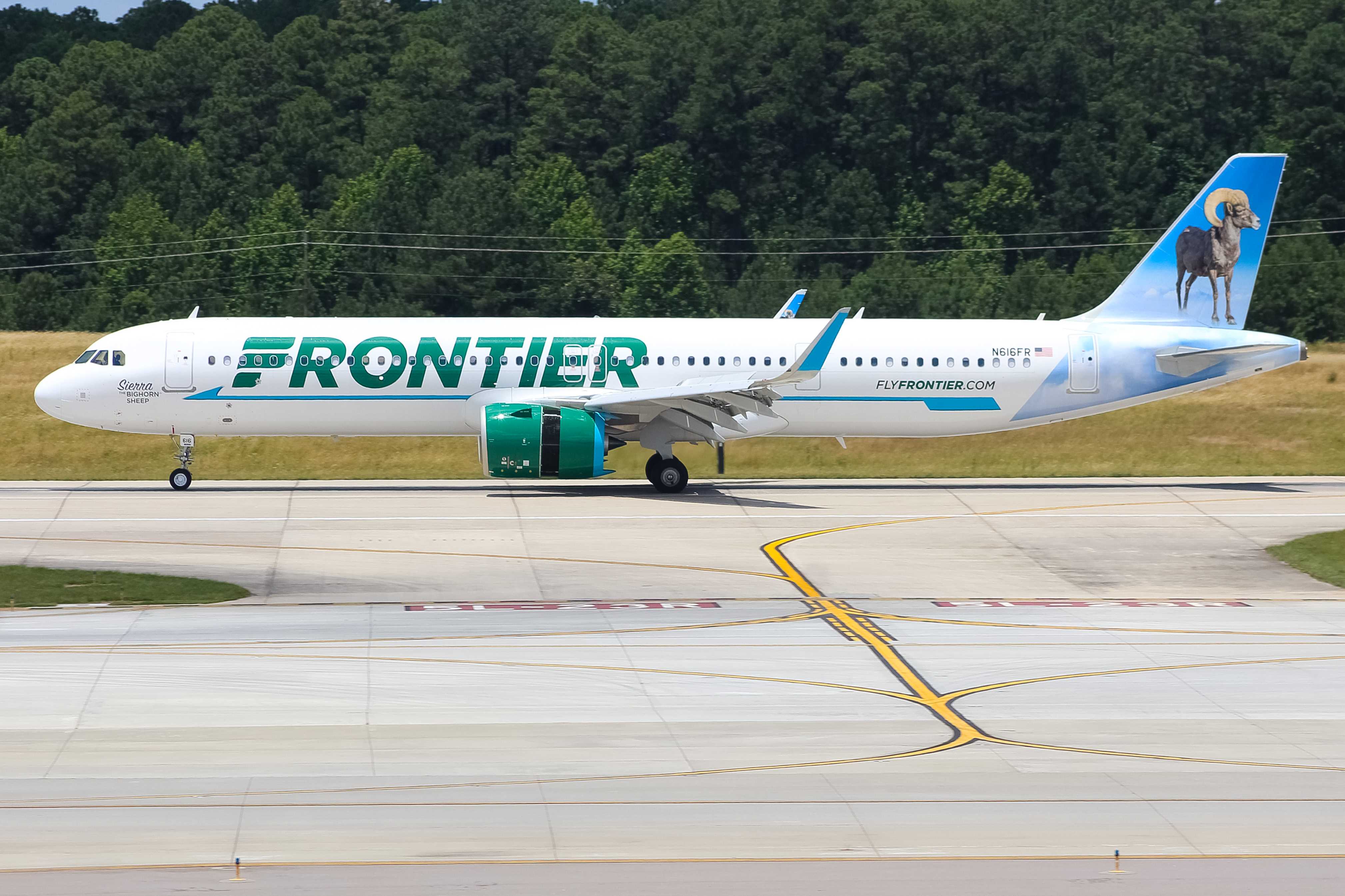 Full size: Frontier Airlines Airbus A321-200 N616FR at Raleigh-Durham International Airport
