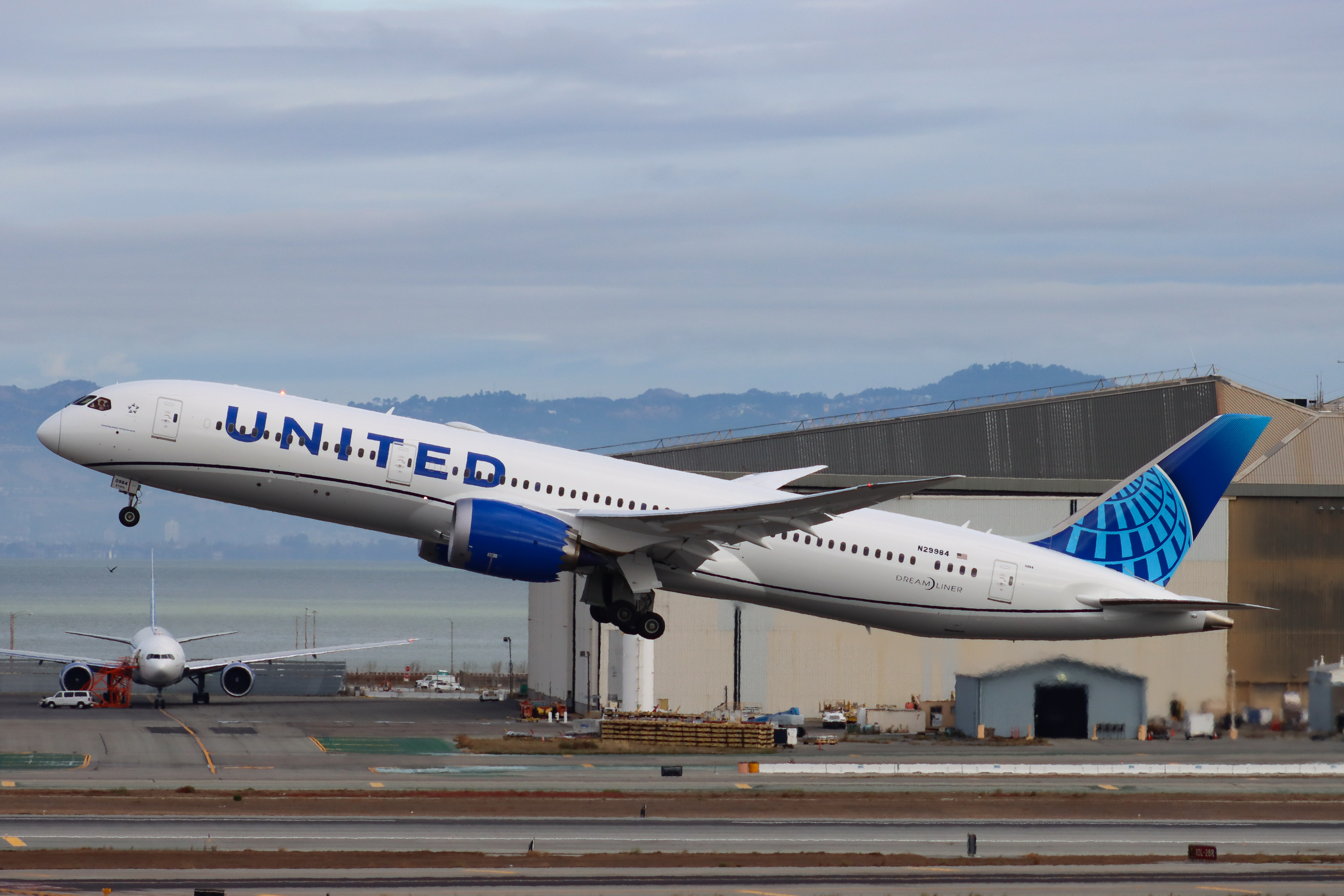 Full size: United Airlines Boeing 787-9 N29984 at San Francisco International Airport