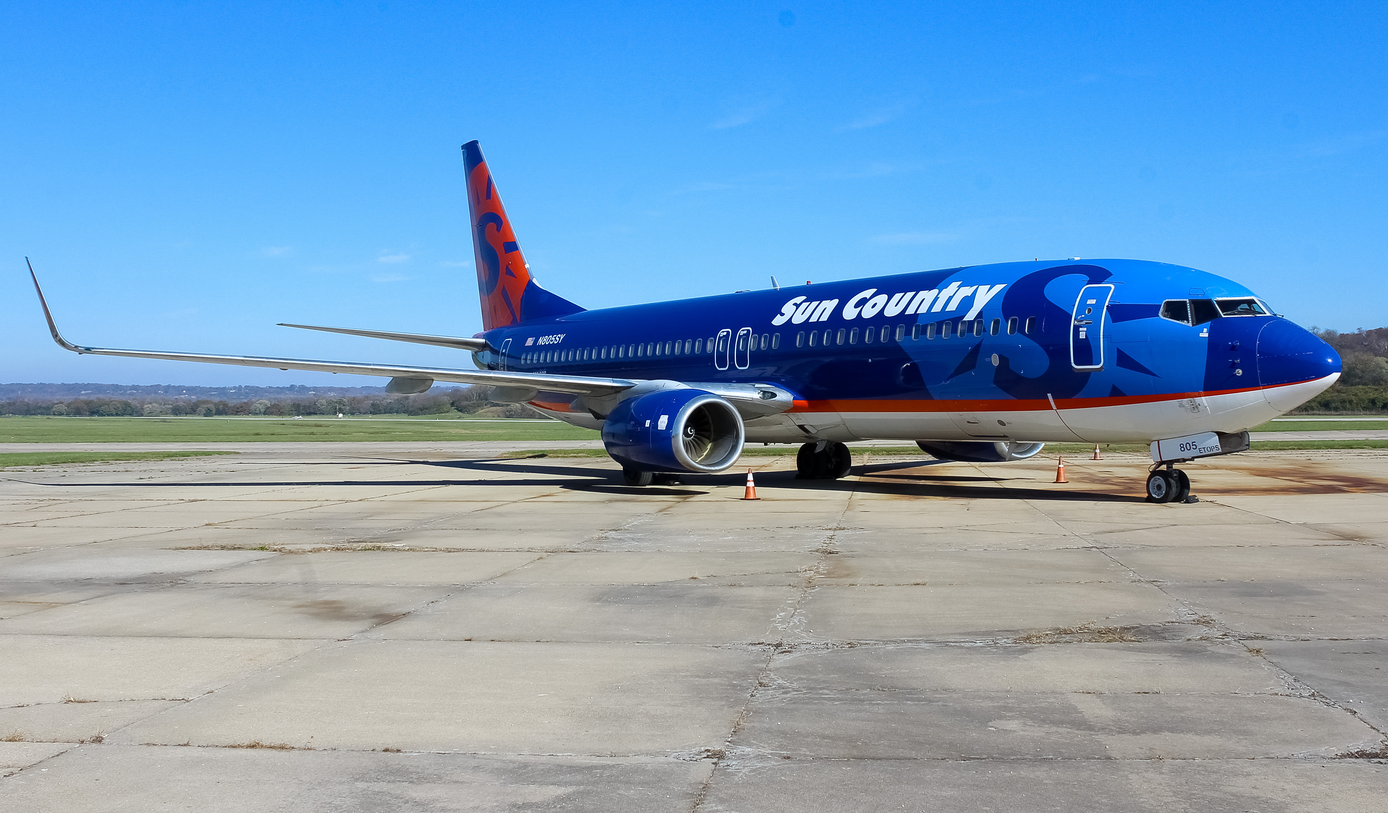 Full size: Sun Country Airlines Boeing 737-800 N805SY at Cincinnati Municipal Airport/Lunken Field