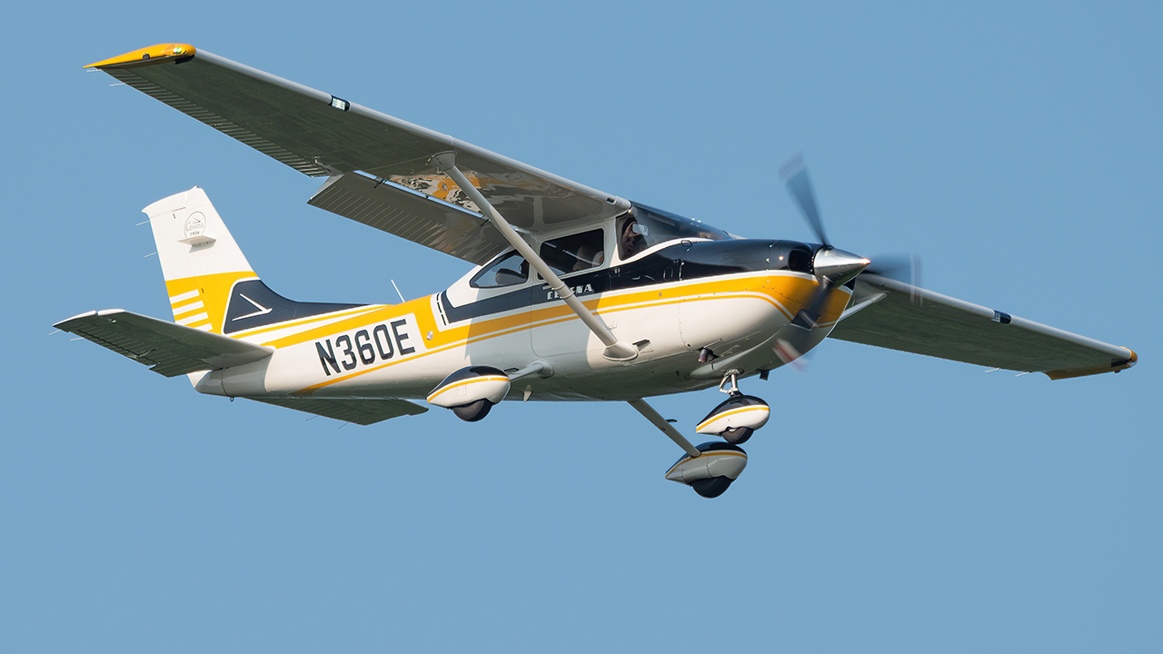 Full size: PRIVATE Cessna 182 Skylane N360E at Washington Dulles International Airport