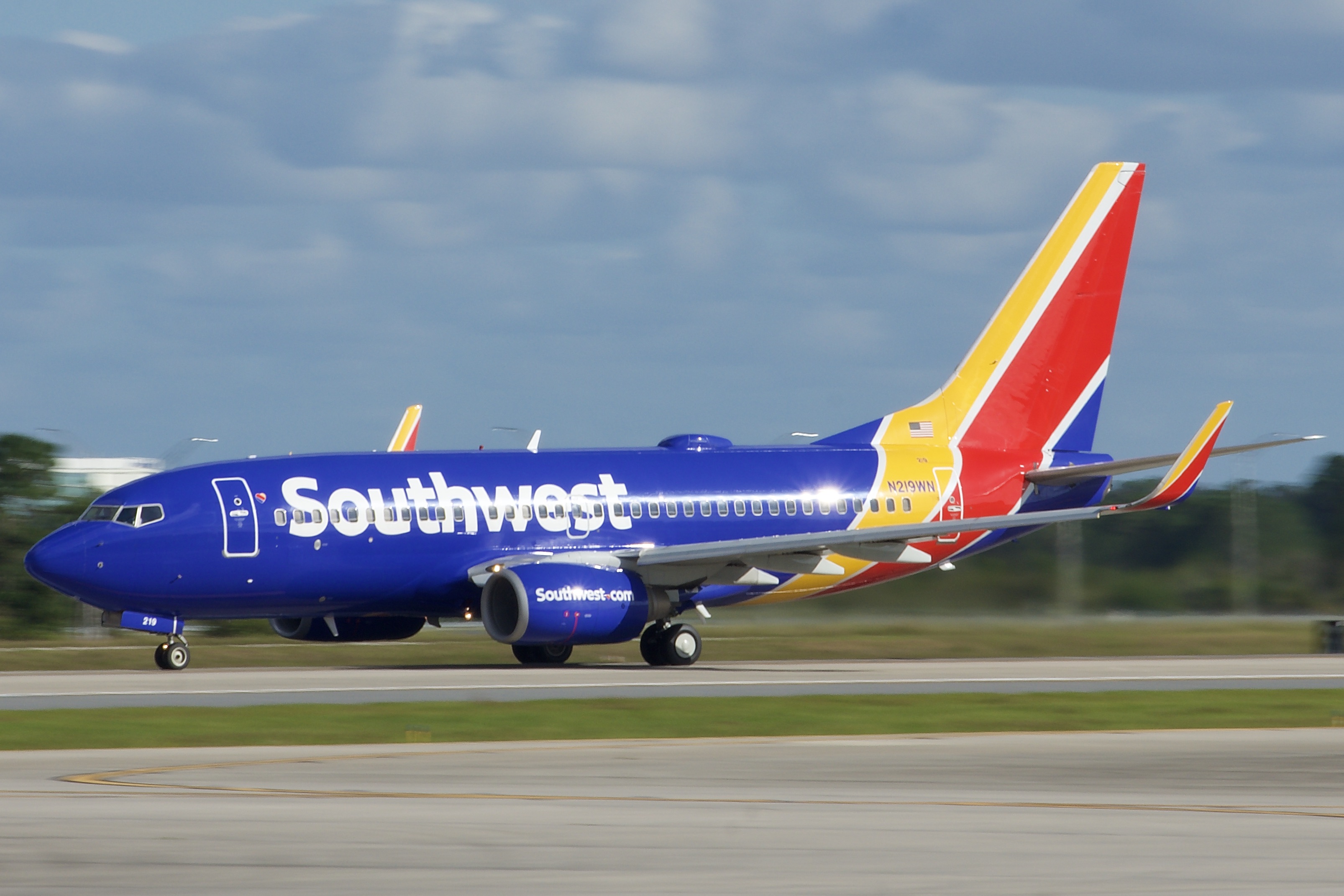 Full size: Southwest Airlines Boeing 737-700 N219WN at Orlando International Airport