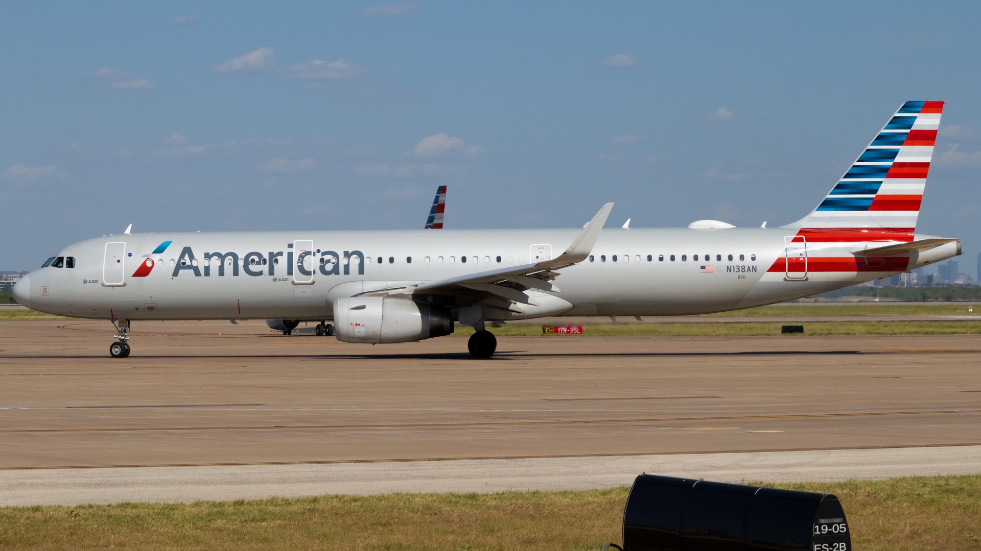 Full size: American Airlines Airbus A321-200 N138AN at Dallas-Fort Worth International Airport