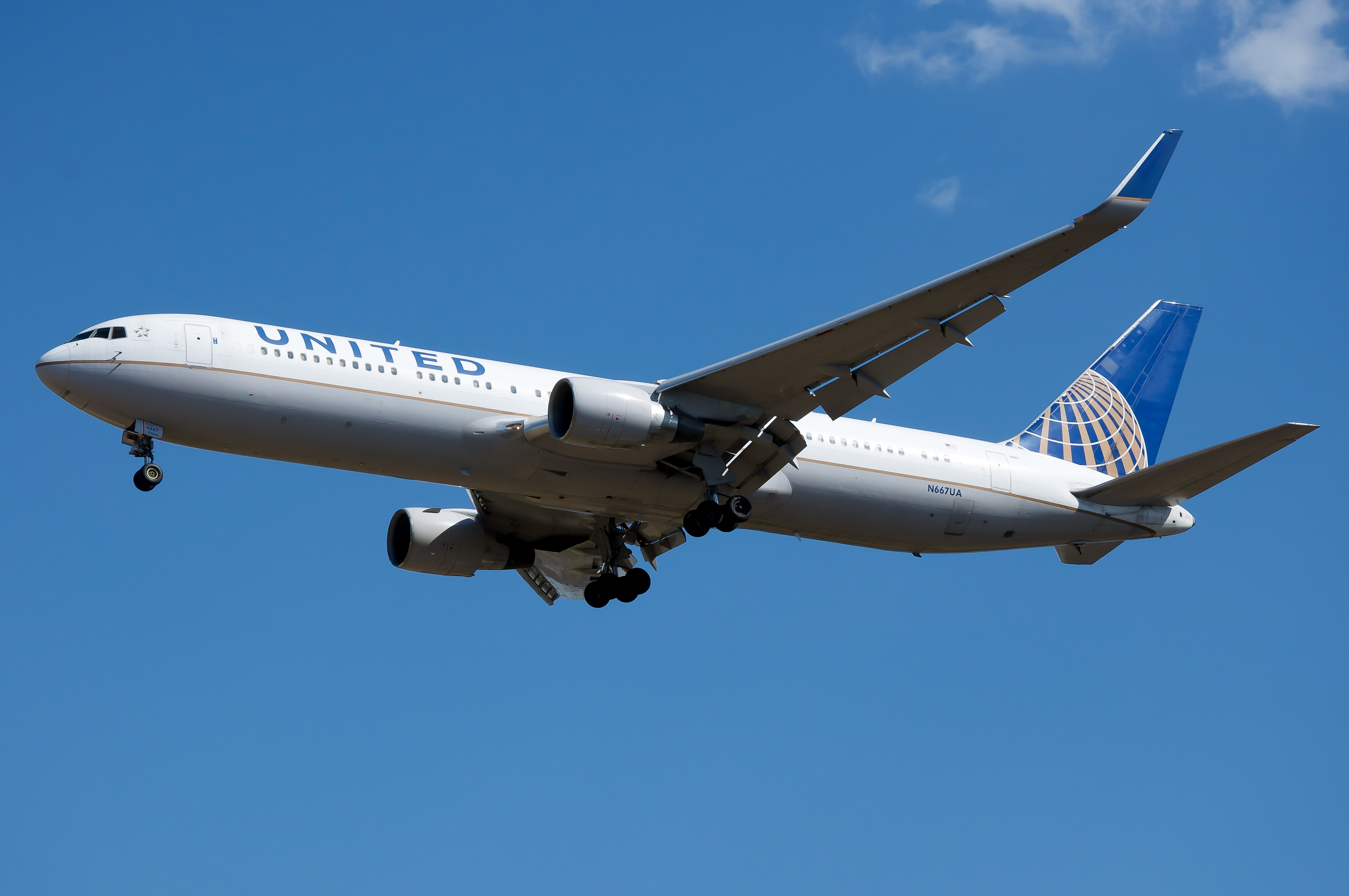 Full size: United Airlines Boeing 767-300ER N667UA at Washington Dulles International Airport