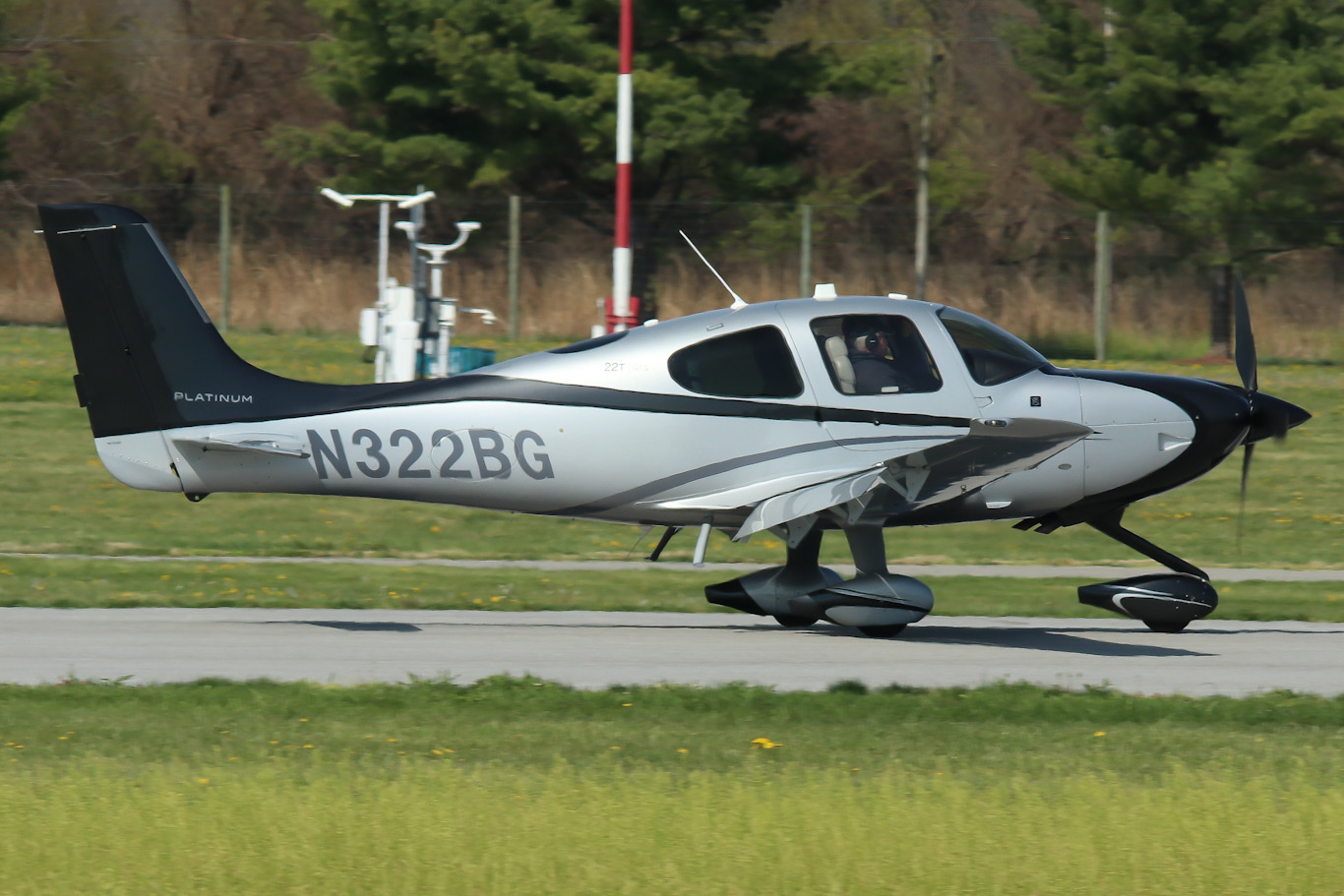 Full size: PRIVATE Cirrus SR22 N322BG at York Airport