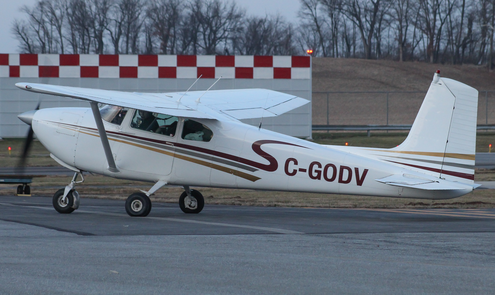 Full size: PRIVATE Cessna 182 Skylane C-GODV at York Airport