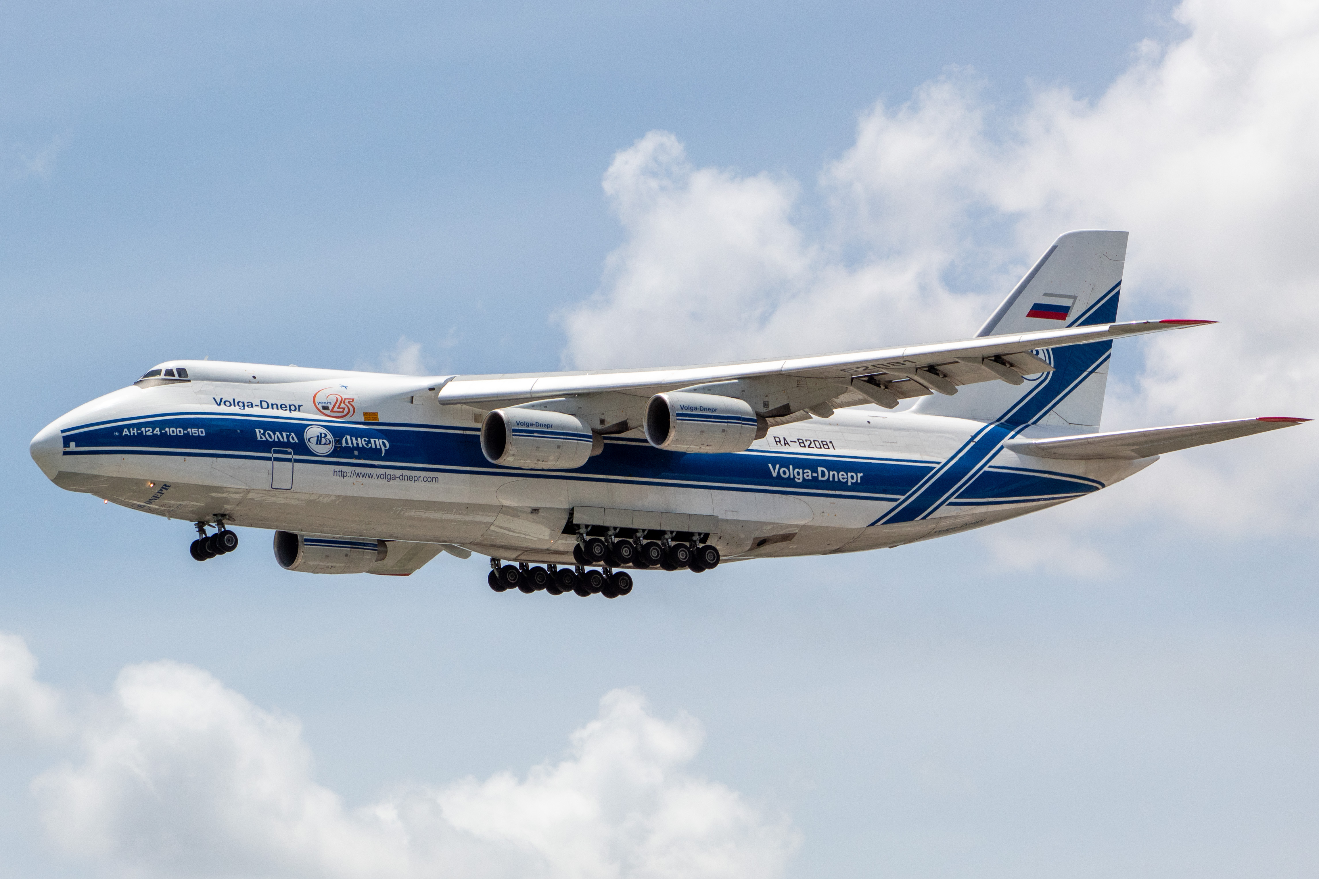 Full size: Volga-Dnepr Airlines Antonov An-124 RA-82081 at Orlando International Airport