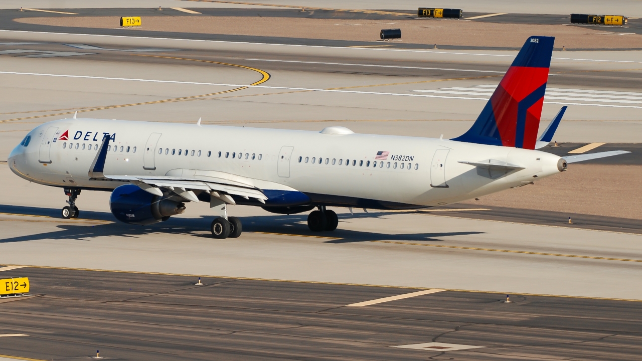 Full size: Delta Airlines Airbus A321-200 N382DN at Phoenix Sky Harbor International Airport