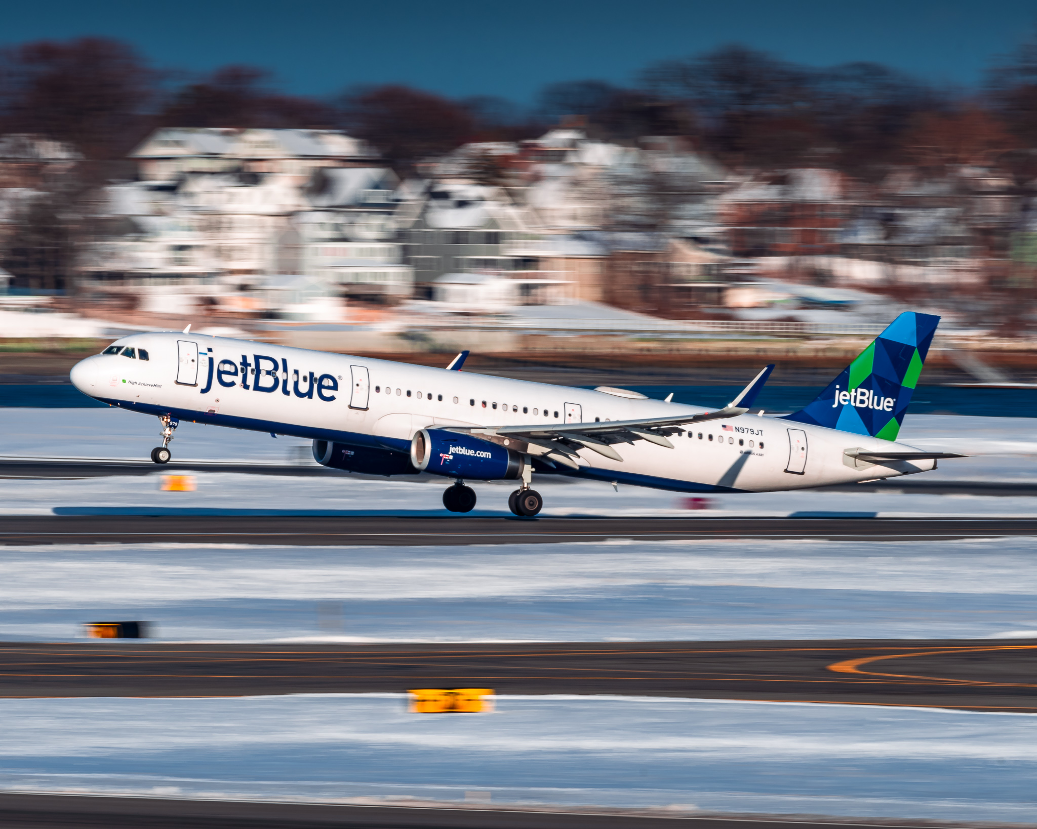 Full size: JetBlue Airways Airbus A321-200 N979JT at General Edward Lawrence Logan International Airport