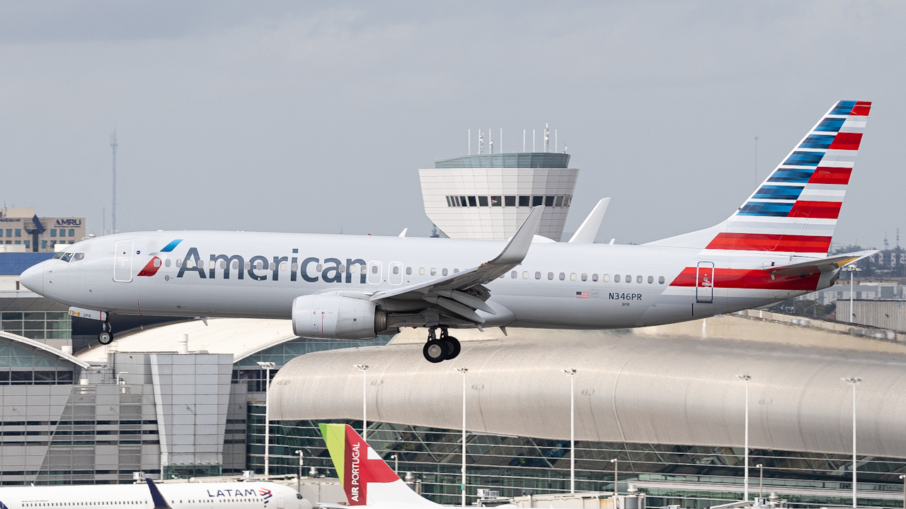 Full size: American Airlines Boeing 737-800 N346PR at Miami International Airport