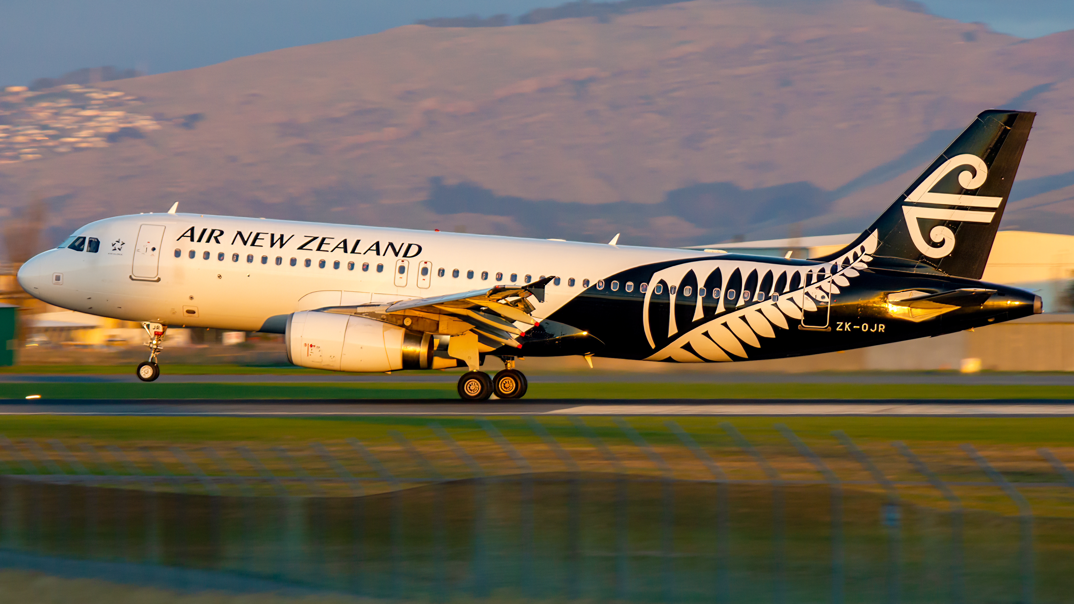 Full size: Air New Zealand Airbus A320 ZK-OJR at Christchurch International Airport