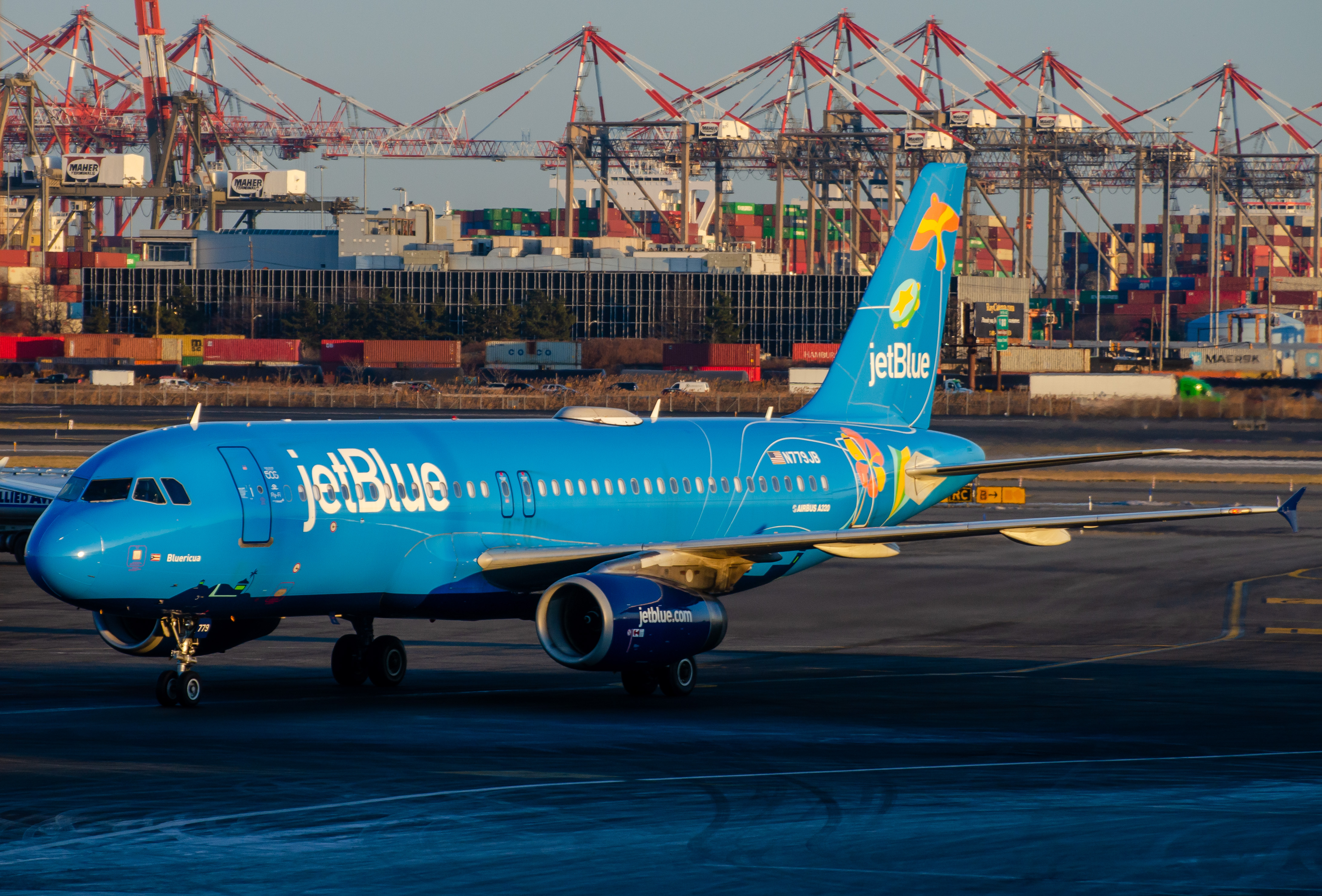 Full size: JetBlue Airways Airbus A320 N779JB at Newark Liberty International Airport