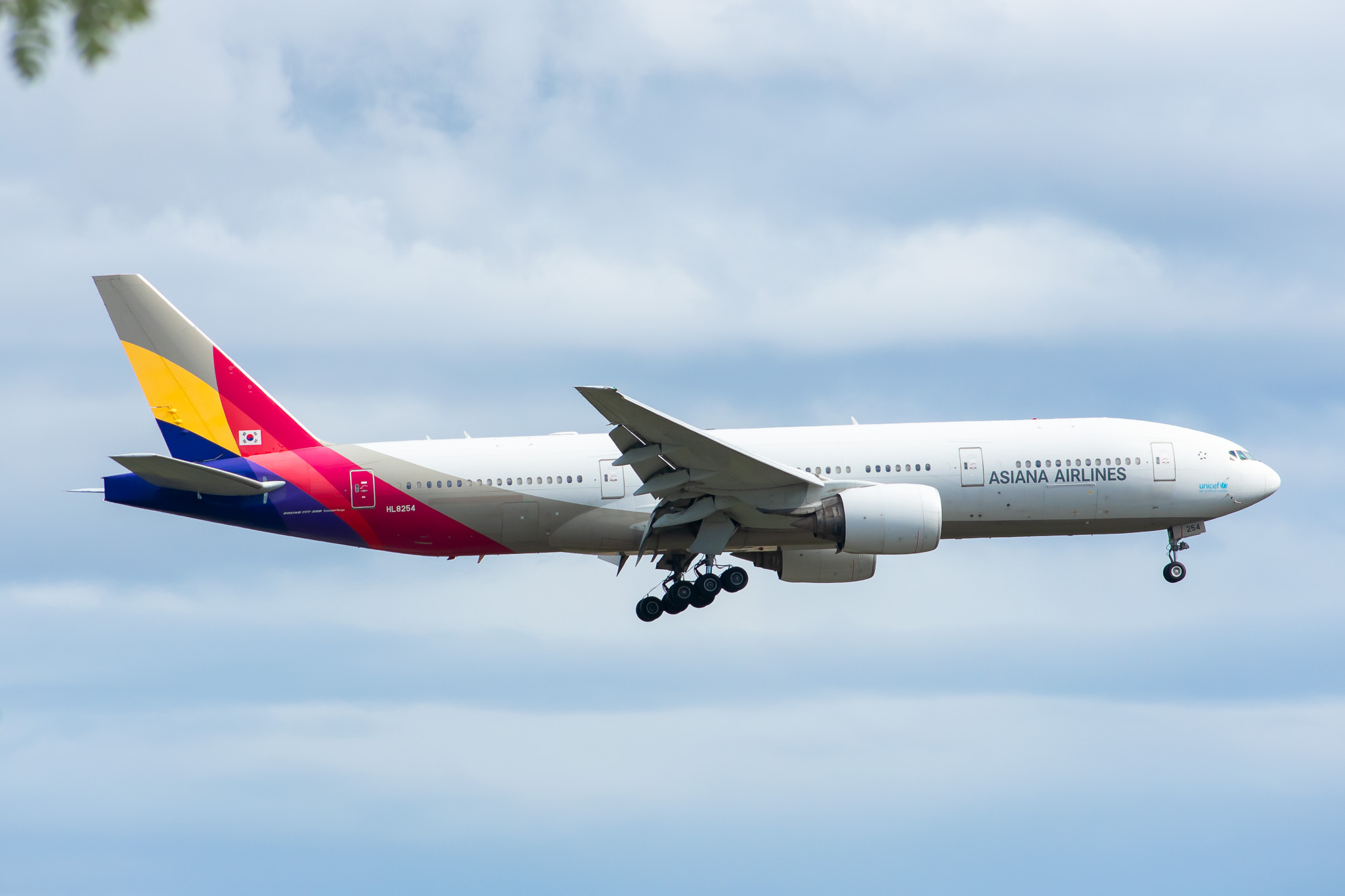 Full size: Asiana Airlines Boeing 777-200ER HL8254 at Seattle-Tacoma International Airport