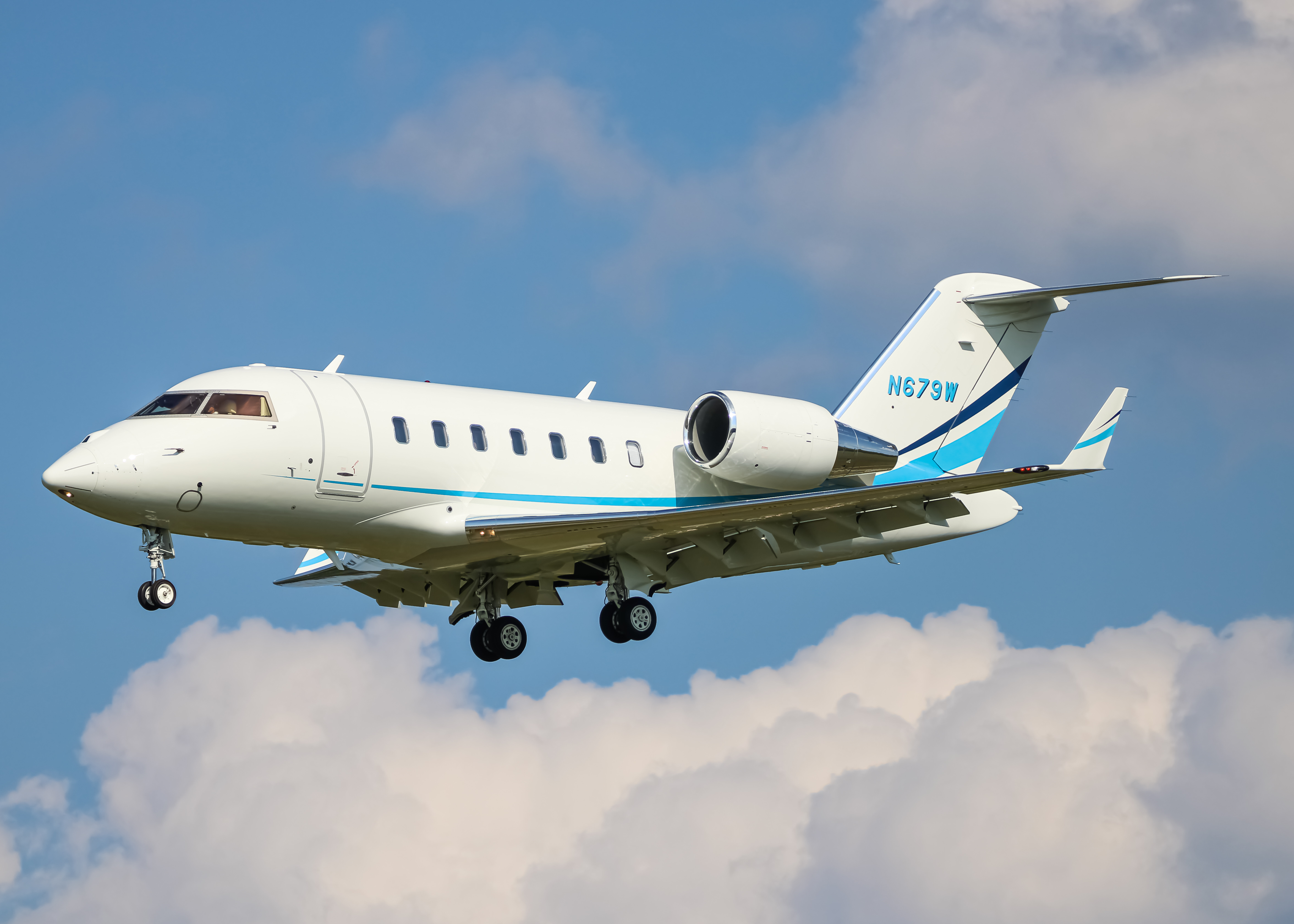 Full size: PRIVATE Bombardier Challenger 650 N679W at Baltimore/Washington International Thurgood Marshall Airport