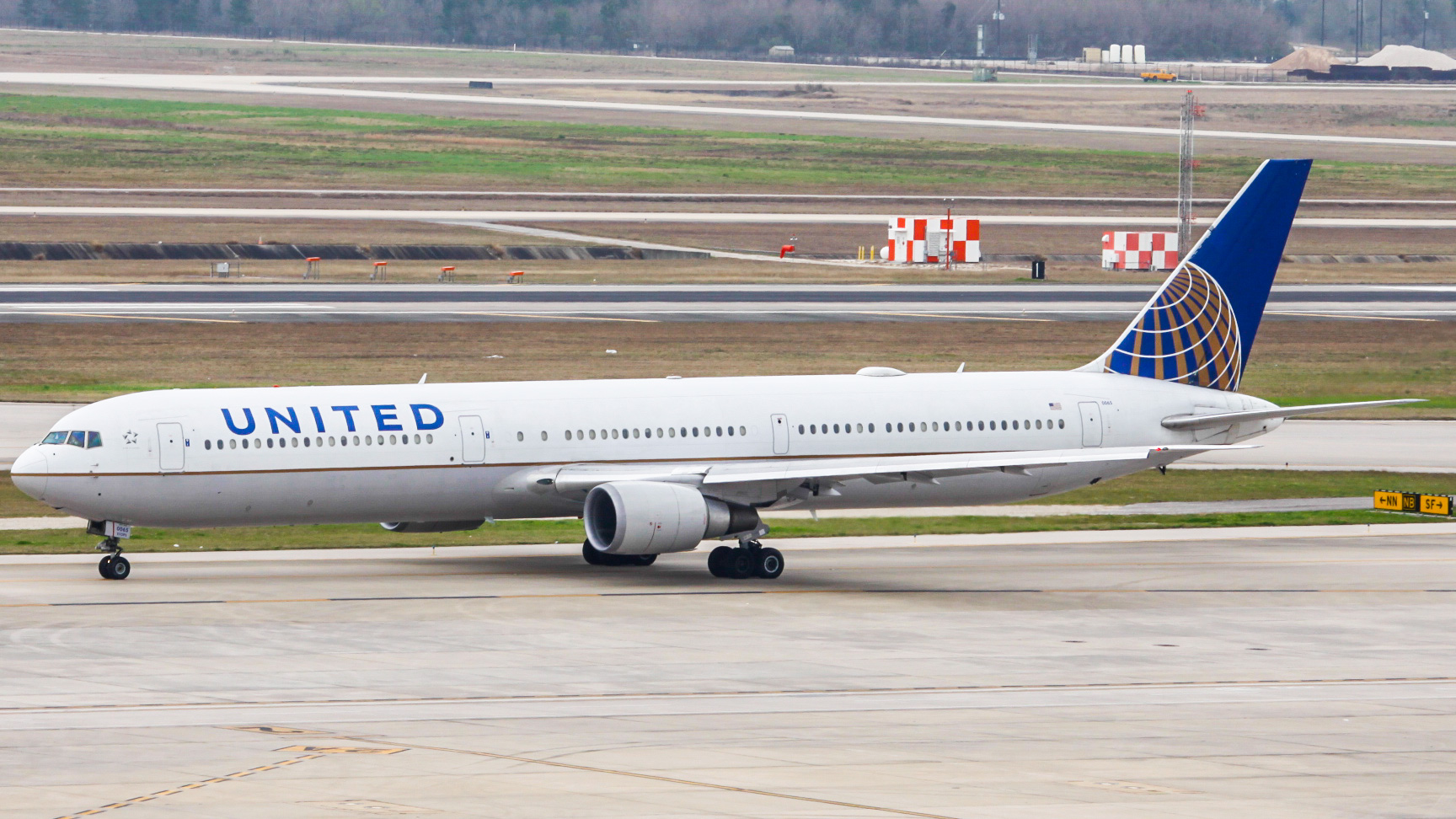 Full size: United Airlines Boeing 767-400 N76065 at Houston-George Bush Intercontinental Airport