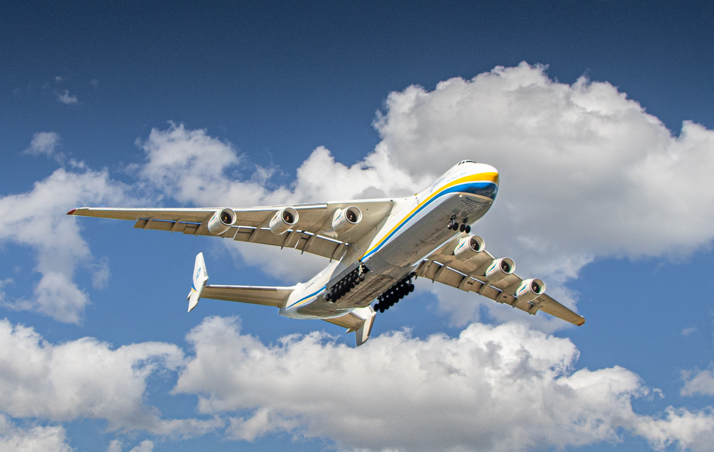 Full size: Antonov Antonov AN-225 UR82060 at Montreal Mirabel International Airport