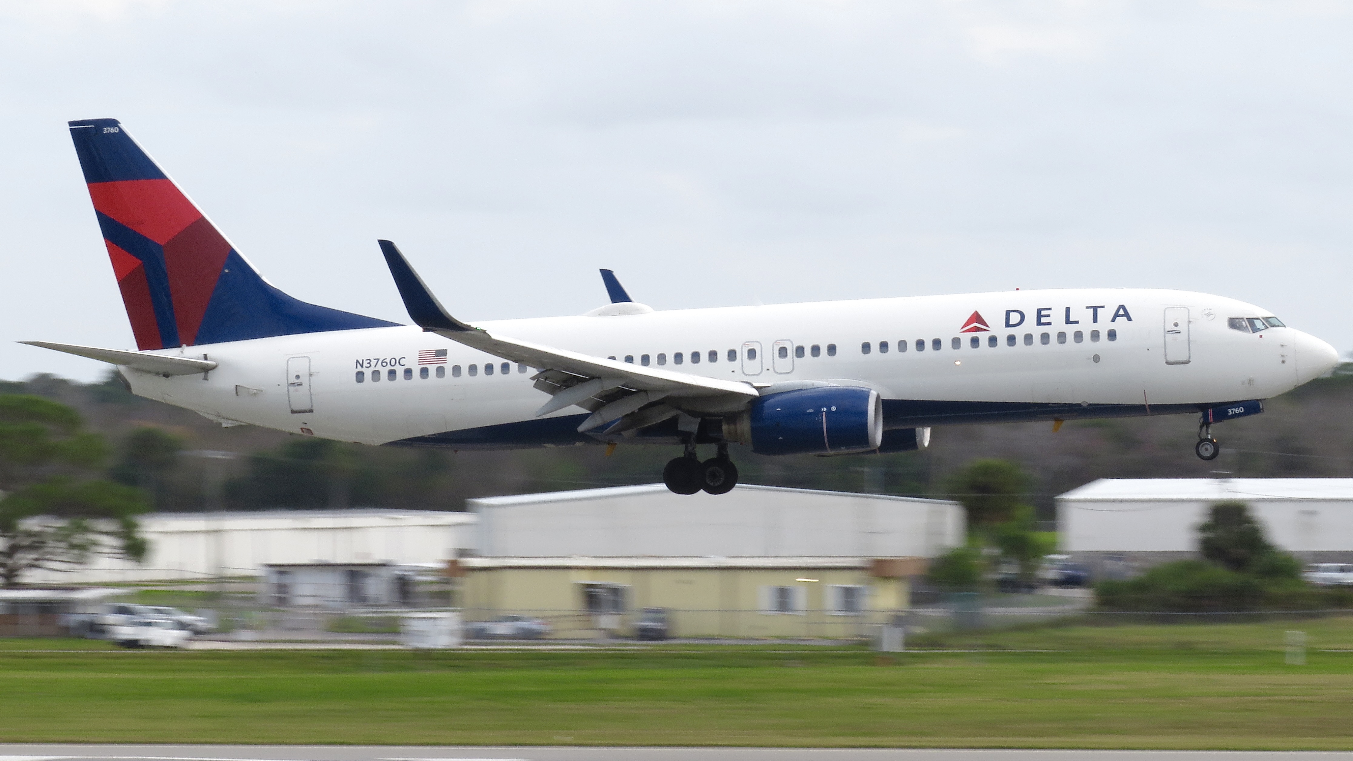 Full size: Delta Airlines Boeing 737-800 N3760C at Daytona Beach International Airport