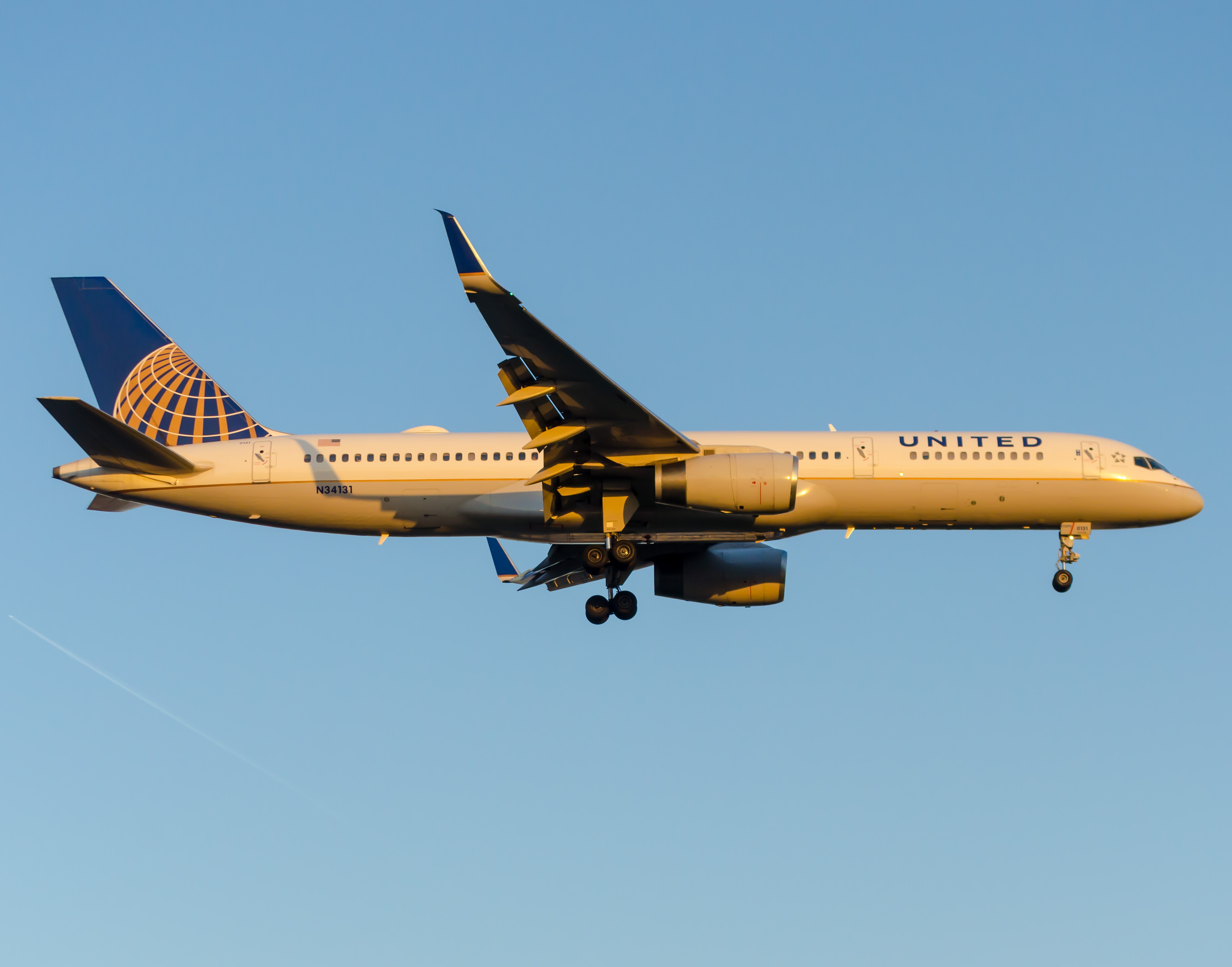 Full size: United Airlines Boeing 757-200 N34131 at Newark Liberty International Airport