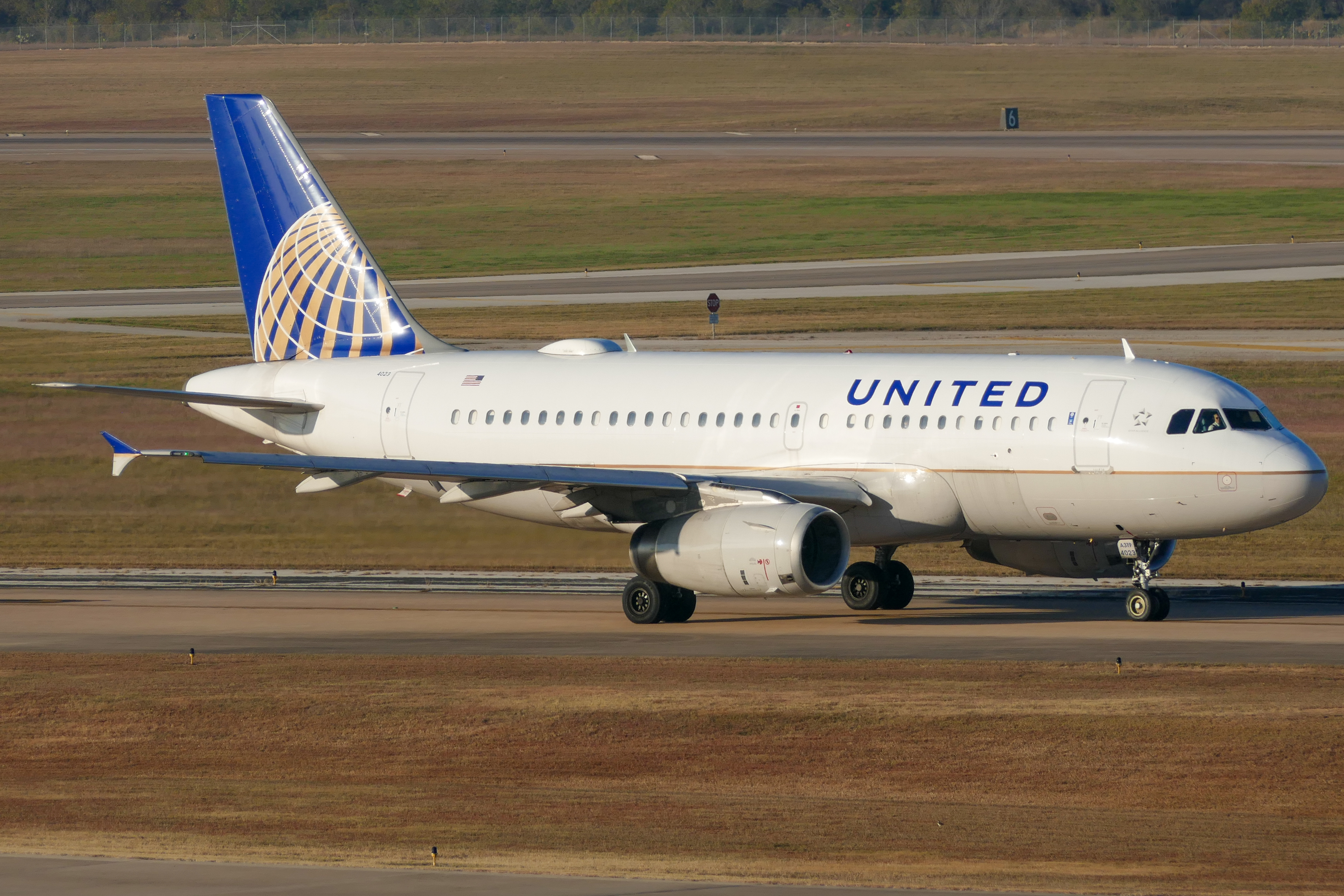 Full size: United Airlines Airbus A319 N823UA at Austin-Bergstrom International Airport