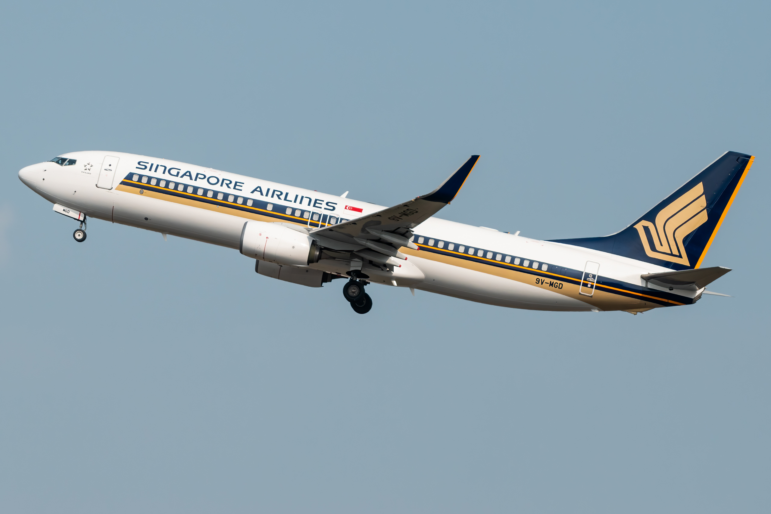 Full size: Singapore Airlines Boeing 737-800 9V-MGD at Singapore-Changi Airport