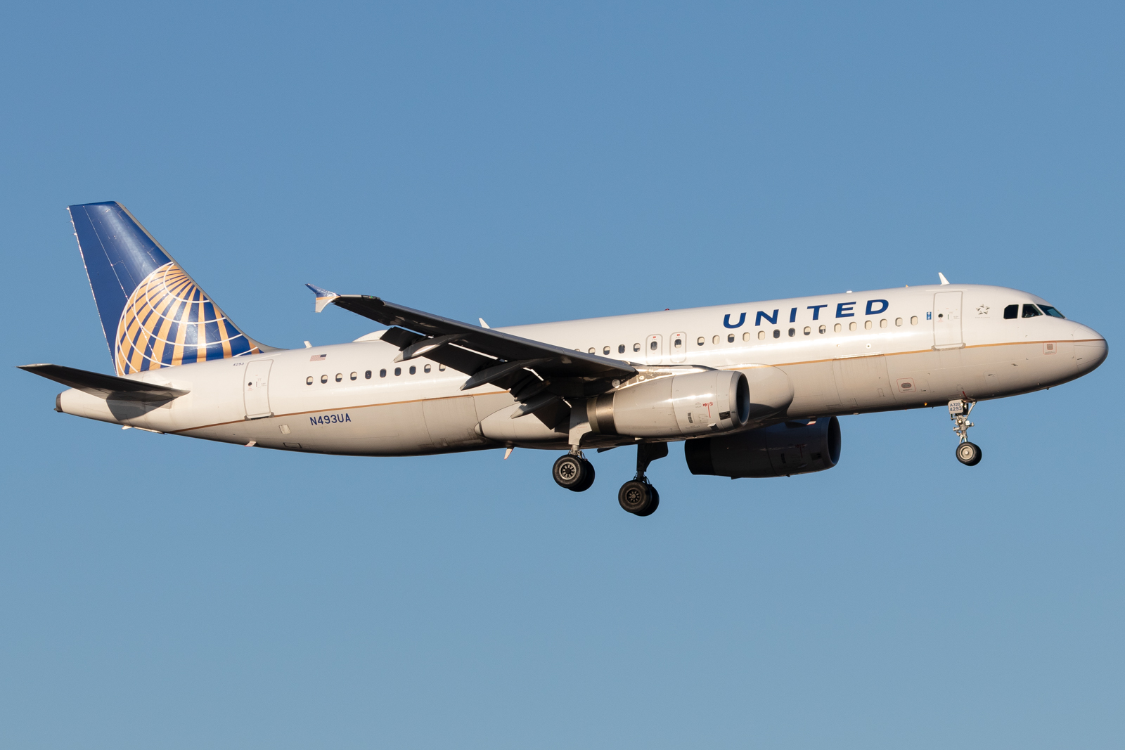 Full size: United Airlines Airbus A320 N493UA at San Antonio International Airport