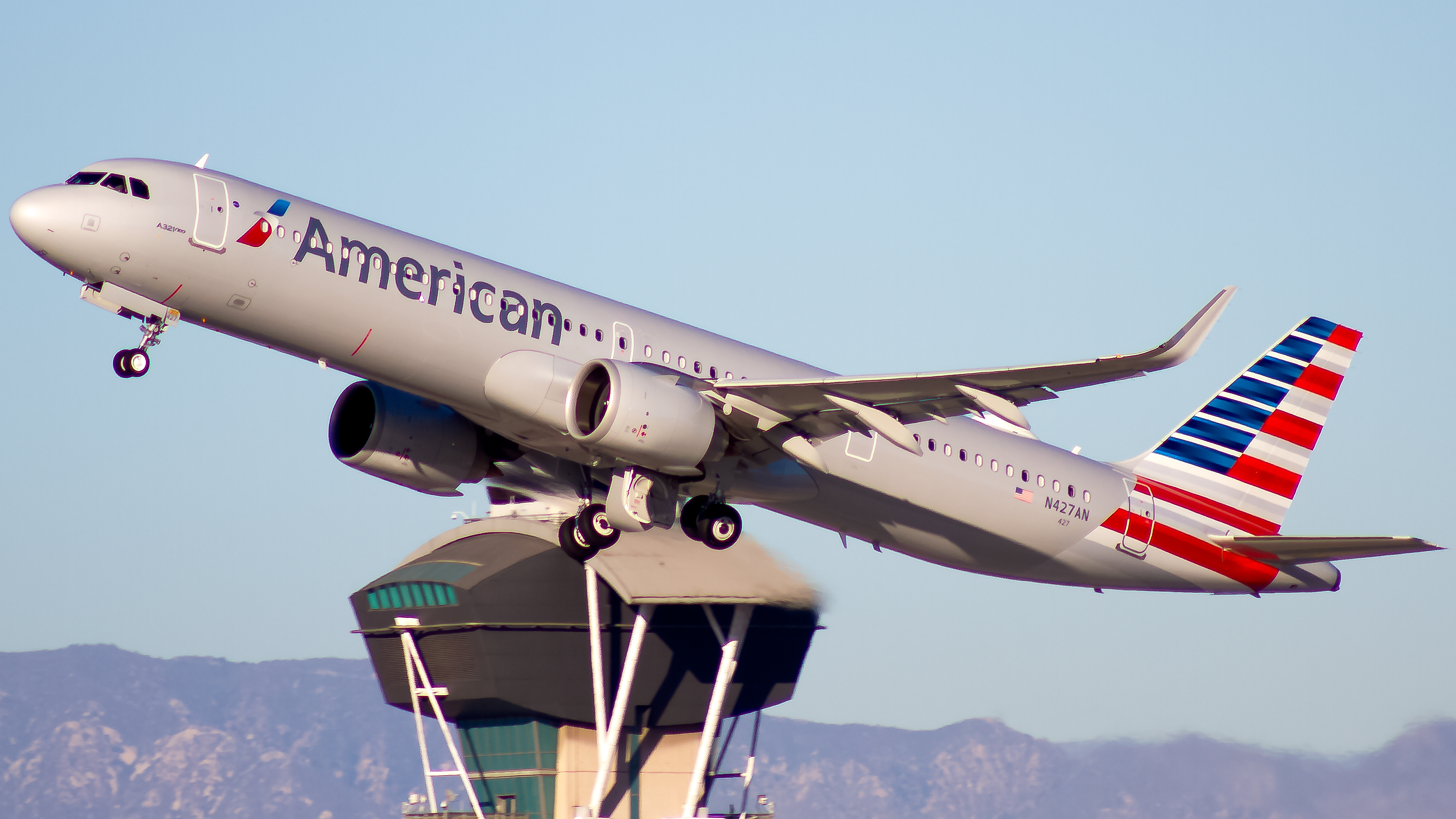 Full size: American Airlines Airbus A321NEO N427AN at Los Angeles International Airport