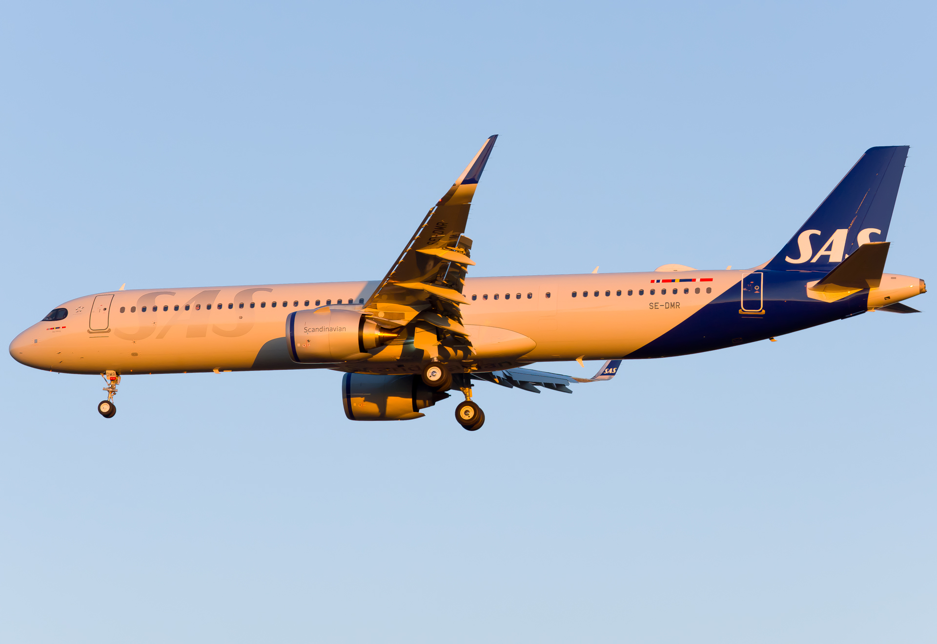 Full size: Scandinavian Airlines Airbus A321LR SE-DMR at Washington Dulles International Airport