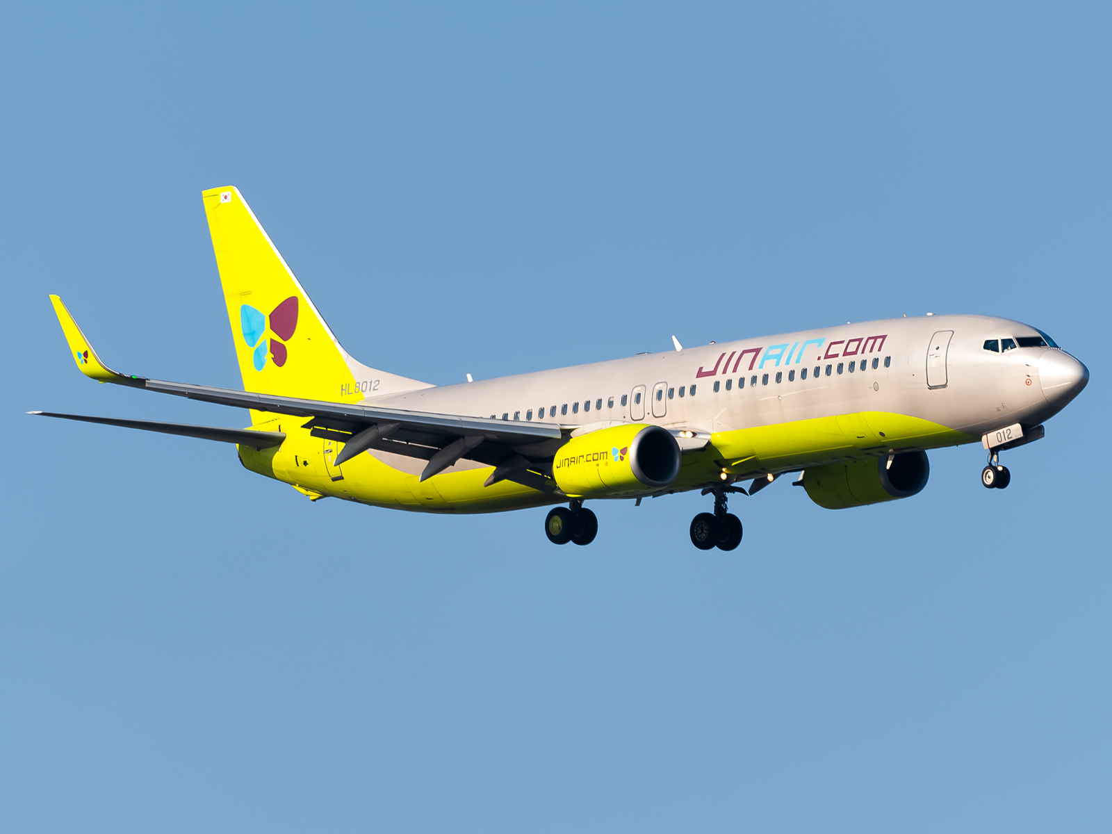 Full size: Jin Air Boeing 737-800 HL8012 at Gimhae International Airport