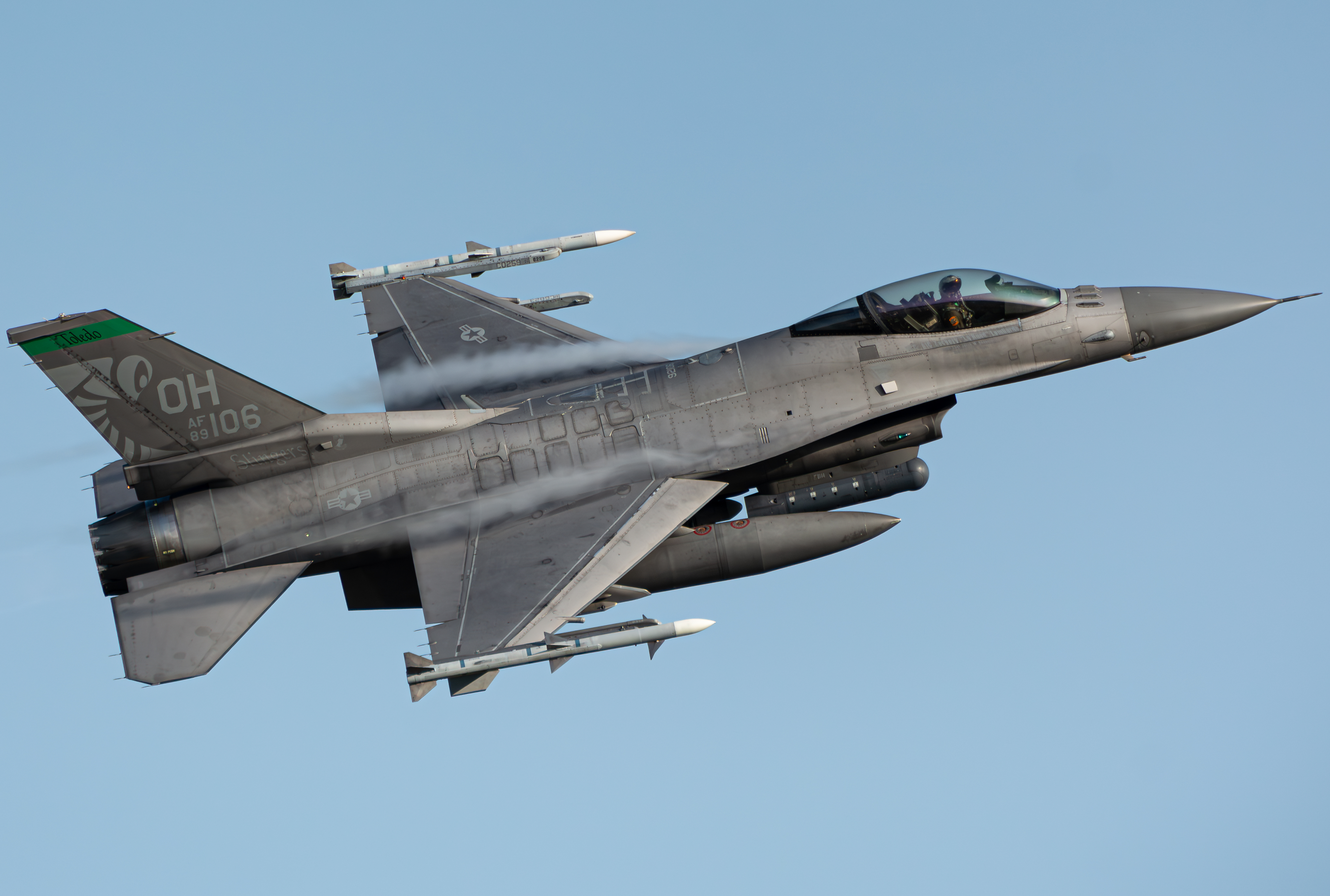 Full size: USAF - United States Air Force General Dynamics F-16 Fighting Falcon 89-2106 at Toledo Express Airport