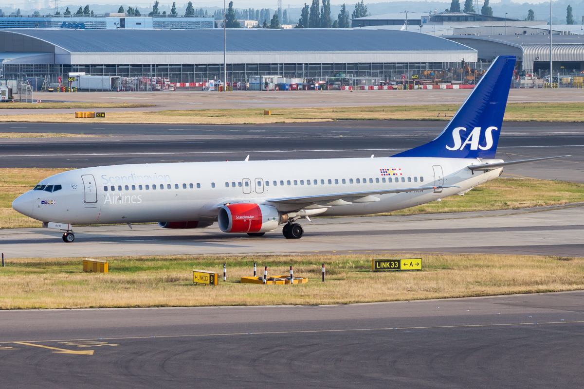 Full size: Scandinavian Airlines Boeing 737-800 LN-RCN at London Heathrow International Airport