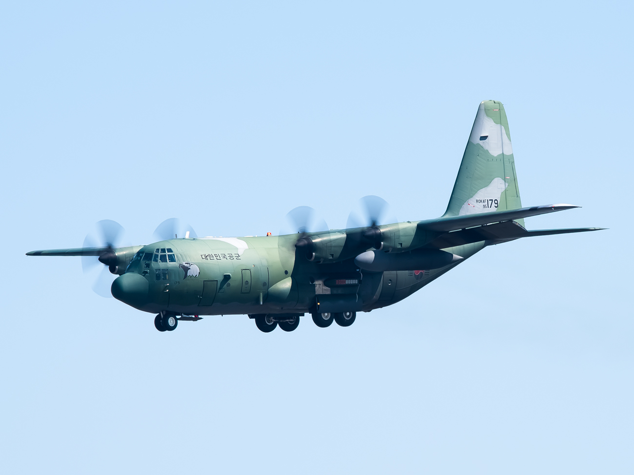 Full size: ROKAF Lockheed C-130H Hercules 95-179 at Gimhae International Airport