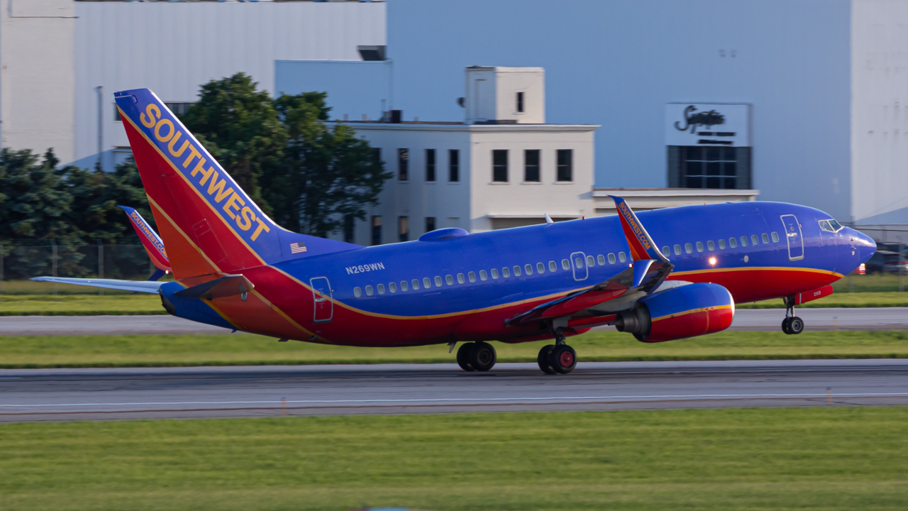 Full size: Southwest Airlines Boeing 737-700 N269WN at John Glenn Columbus International Airport
