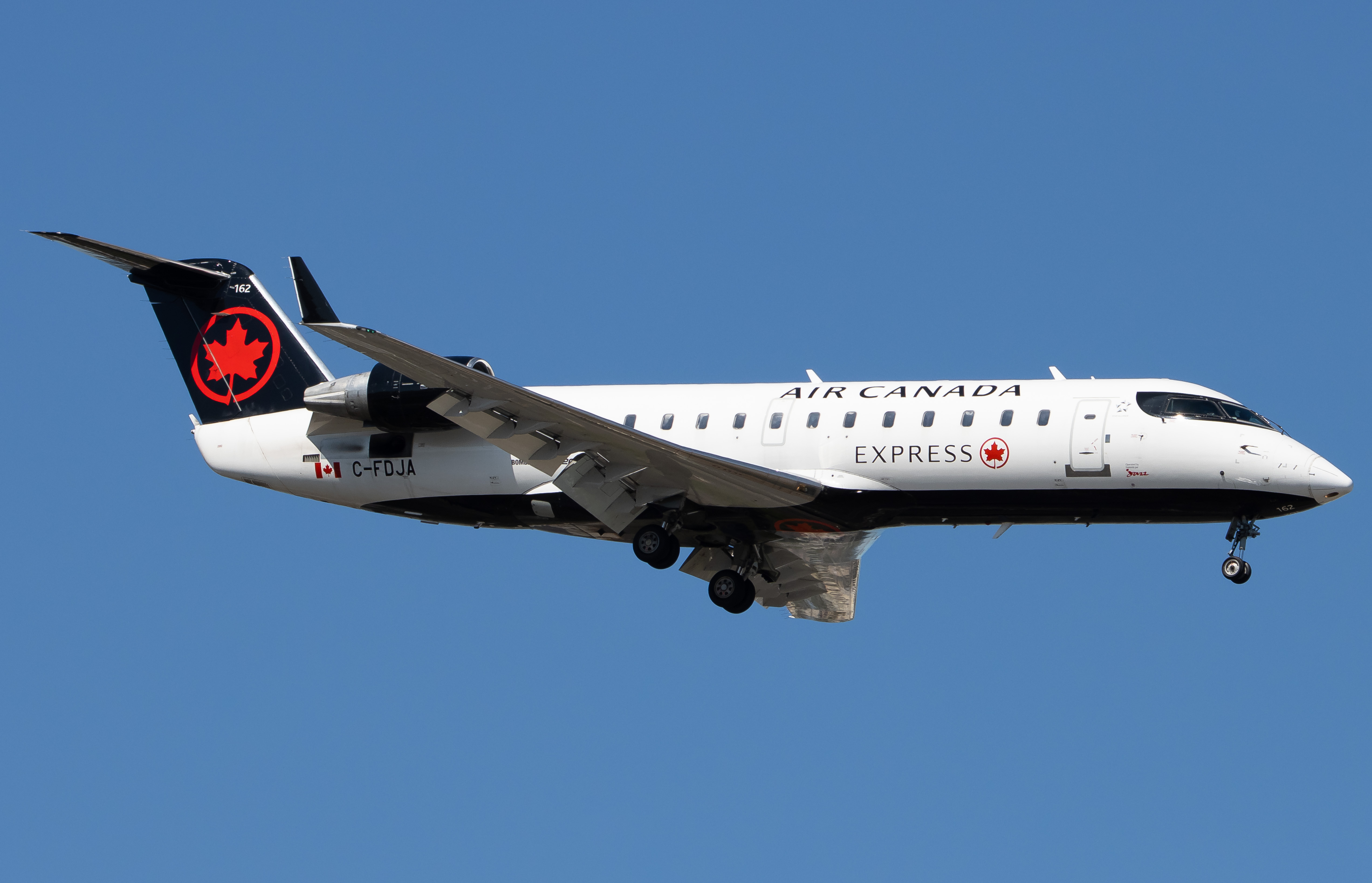 Full size: Air Canada Express Mitsubishi CRJ-200 C-FDJA at Newark Liberty International Airport