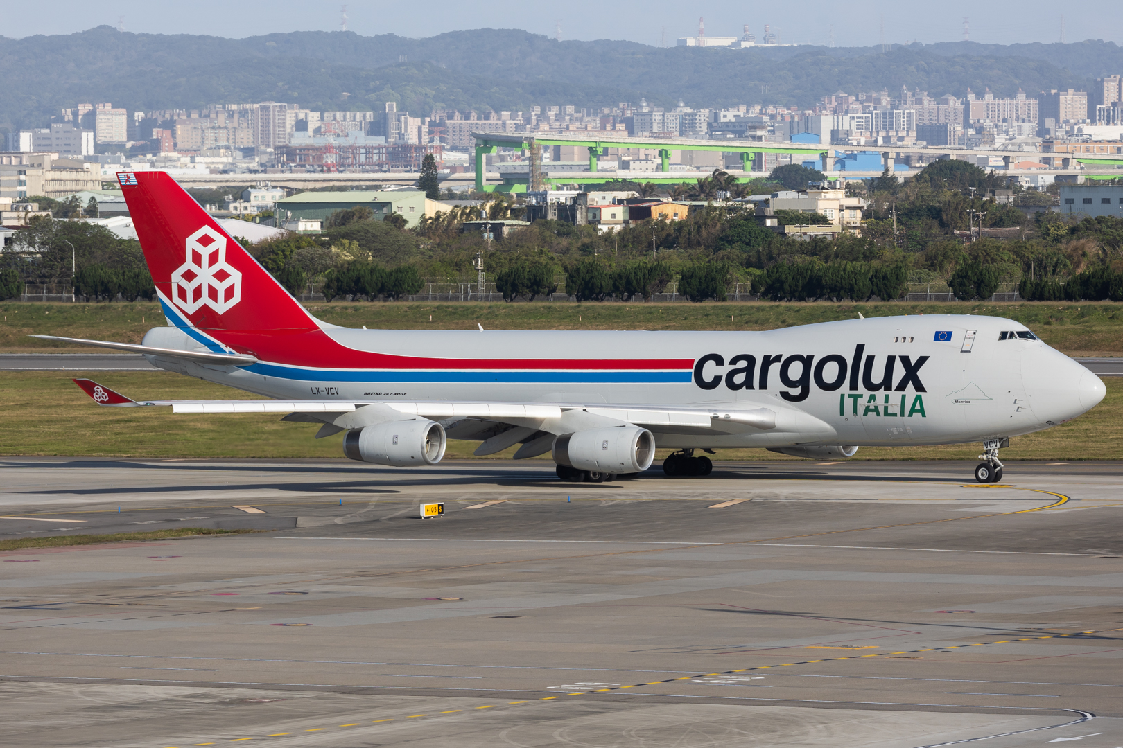 Full size: CargoLux Boeing 747-400F LX-VCV at Taiwan Taoyuan International Airport